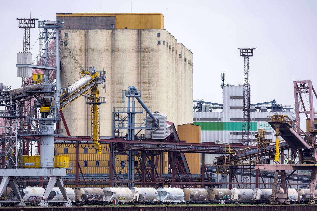 Vor einem großen Getreidesilo im Rostocker Seehafen stehen Eisenbahnwaggons auf dem Kai. Der Hafen will den Getreideumschlag weiter steigern. Vor einem großen Getreidesilo im Rostocker Seehafen stehen Eisenbahnwaggons auf dem Kai. Der Hafen will den Getreideumschlag weiter steigern.