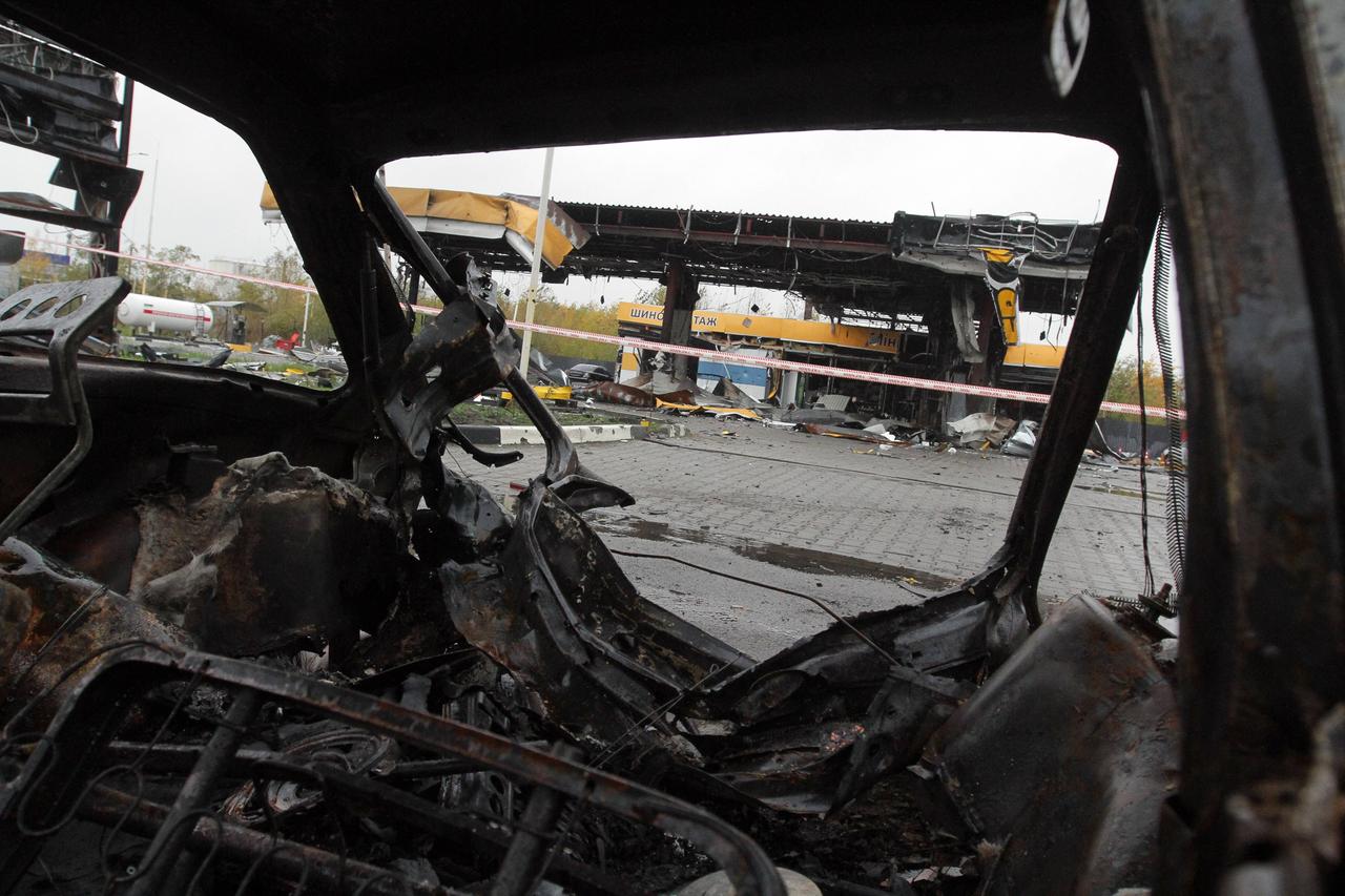 Zerstörte Tankstelle in der ukrainischen Stadt Dnipro nach einem russischen Raketenangriff Zerstörte Tankstelle in der ukrainischen Stadt Dnipro nach einem russischen Raketenangriff