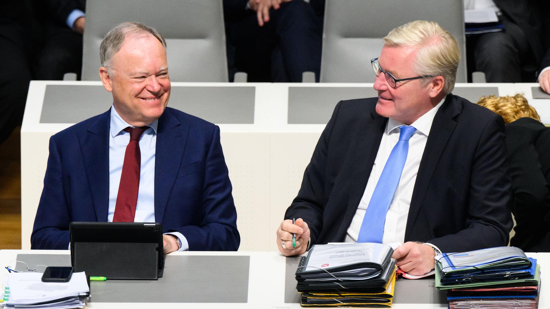 Noch sind sie Koalitionspartner: Stephan Weil (l, SPD), Ministerpräsident Niedersachsen, und Bernd Althusmann (CDU), Wirtschaftsminister Niedersachsen und CDU-Spitzenkandidat bei der Landtagswahl 2022, bei einer Sitzung des Landtags Noch sind sie Koalitionspartner: Stephan Weil (l, SPD), Ministerpräsident Niedersachsen, und Bernd Althusmann (CDU), Wirtschaftsminister Niedersachsen und CDU-Spitzenkandidat bei der Landtagswahl 2022, bei einer Sitzung des Landtags