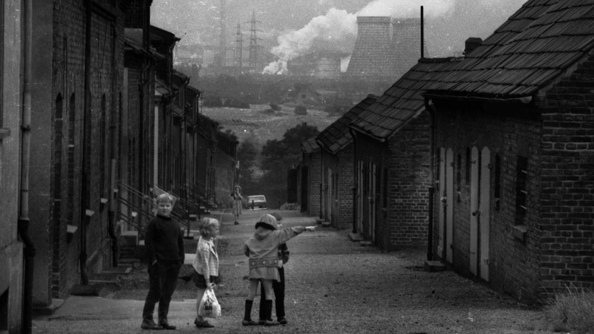 Beim Großvater in der baumlosen „Alleestraße“ sind die meisten Erinnerungen an die Kindheit. Zu sehen: eine troslose Straße im Ruhrgebiet. Beim Großvater in der baumlosen „Alleestraße“ sind die meisten Erinnerungen an die Kindheit. Zu sehen: eine troslose Straße im Ruhrgebiet.