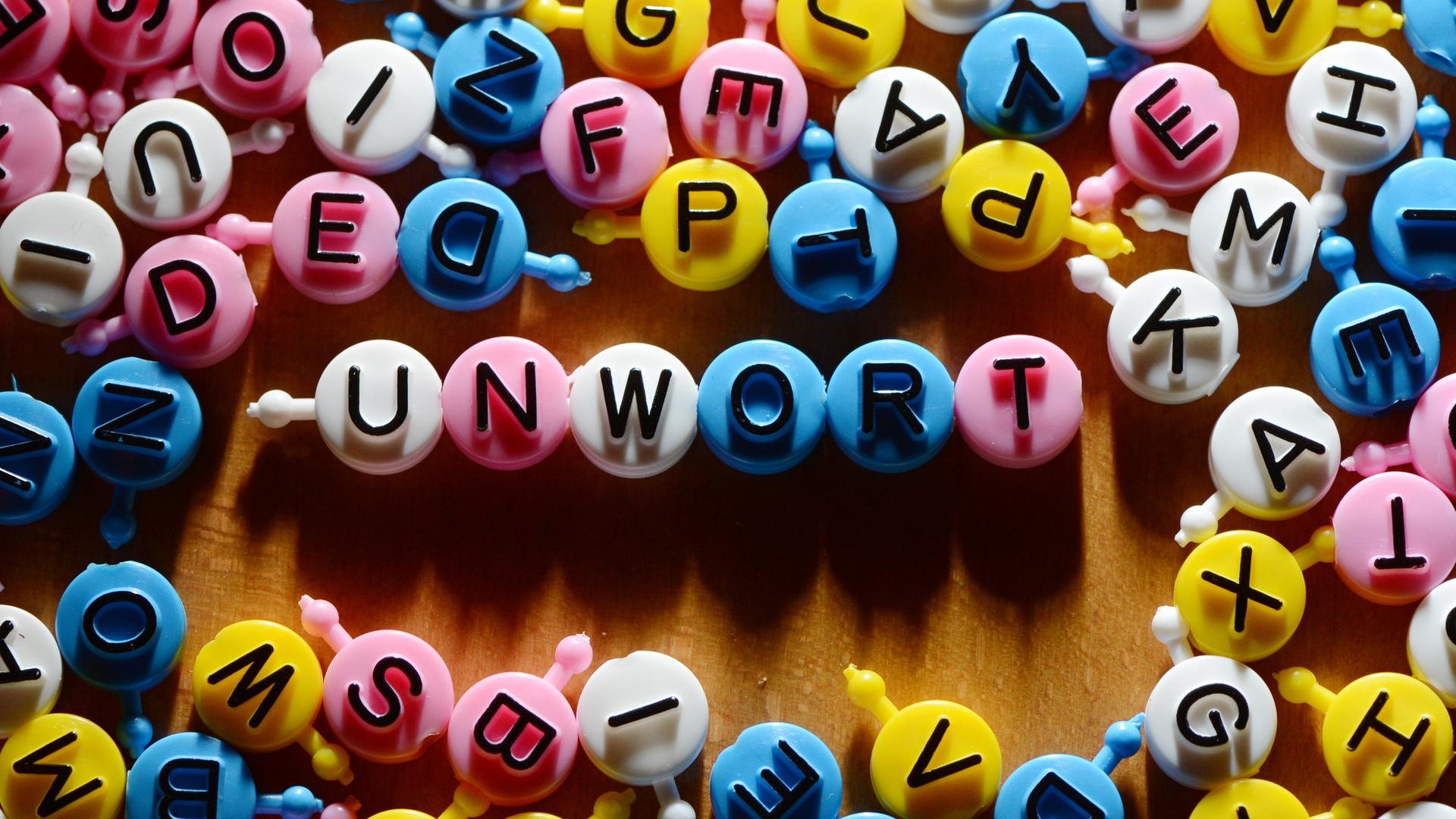 Viele bunte Buchstaben in Kugelform Viele bunte Buchstaben in Kugelform
