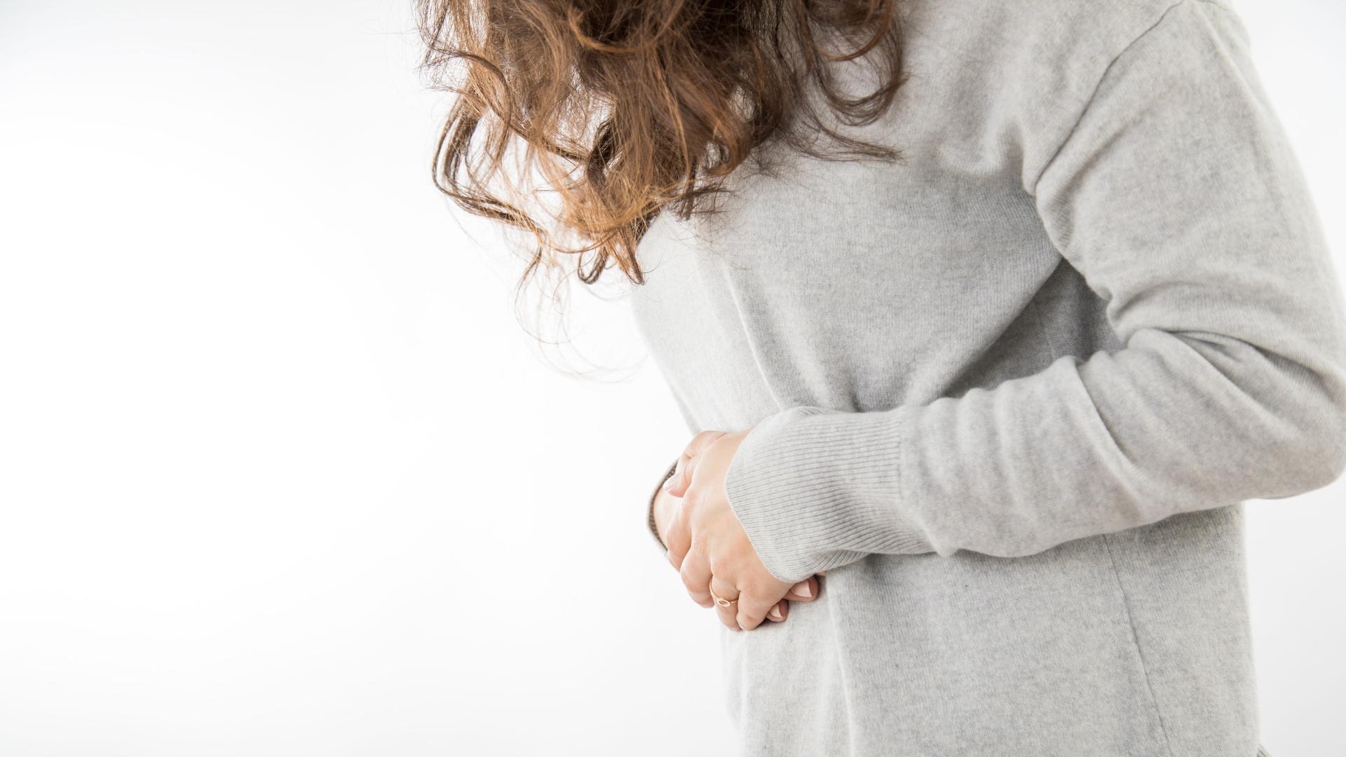 Eine Frau mit Endometriose leidet an Bauchschmerzen. Eine Frau mit Endometriose leidet an Bauchschmerzen.