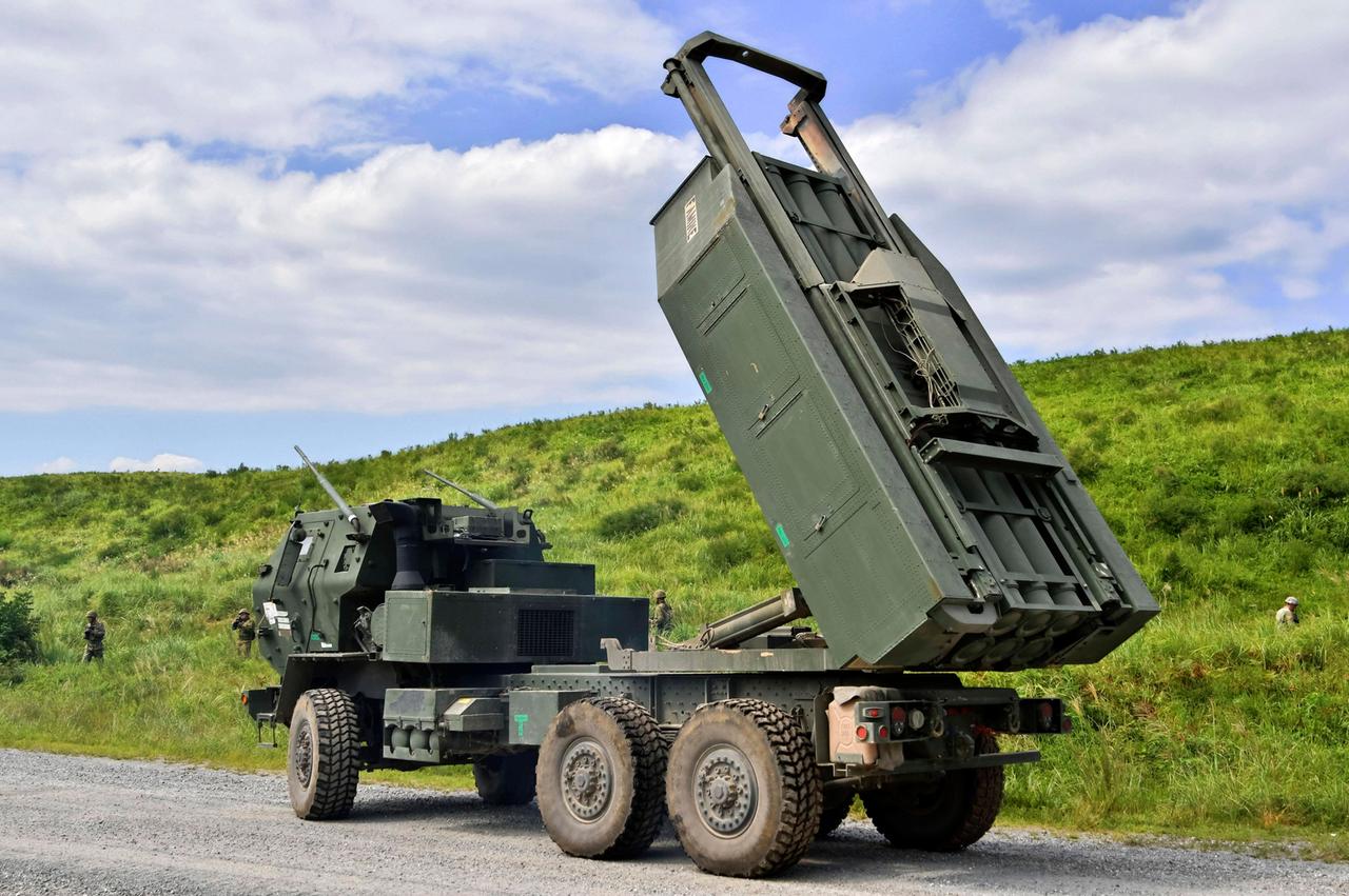 Das Artillerie-Raketensystem M142 des US-Militärs bei der Militärübung Orient Shield 2019 auf einer Straße Das Artillerie-Raketensystem M142 des US-Militärs bei der Militärübung Orient Shield 2019 auf einer Straße