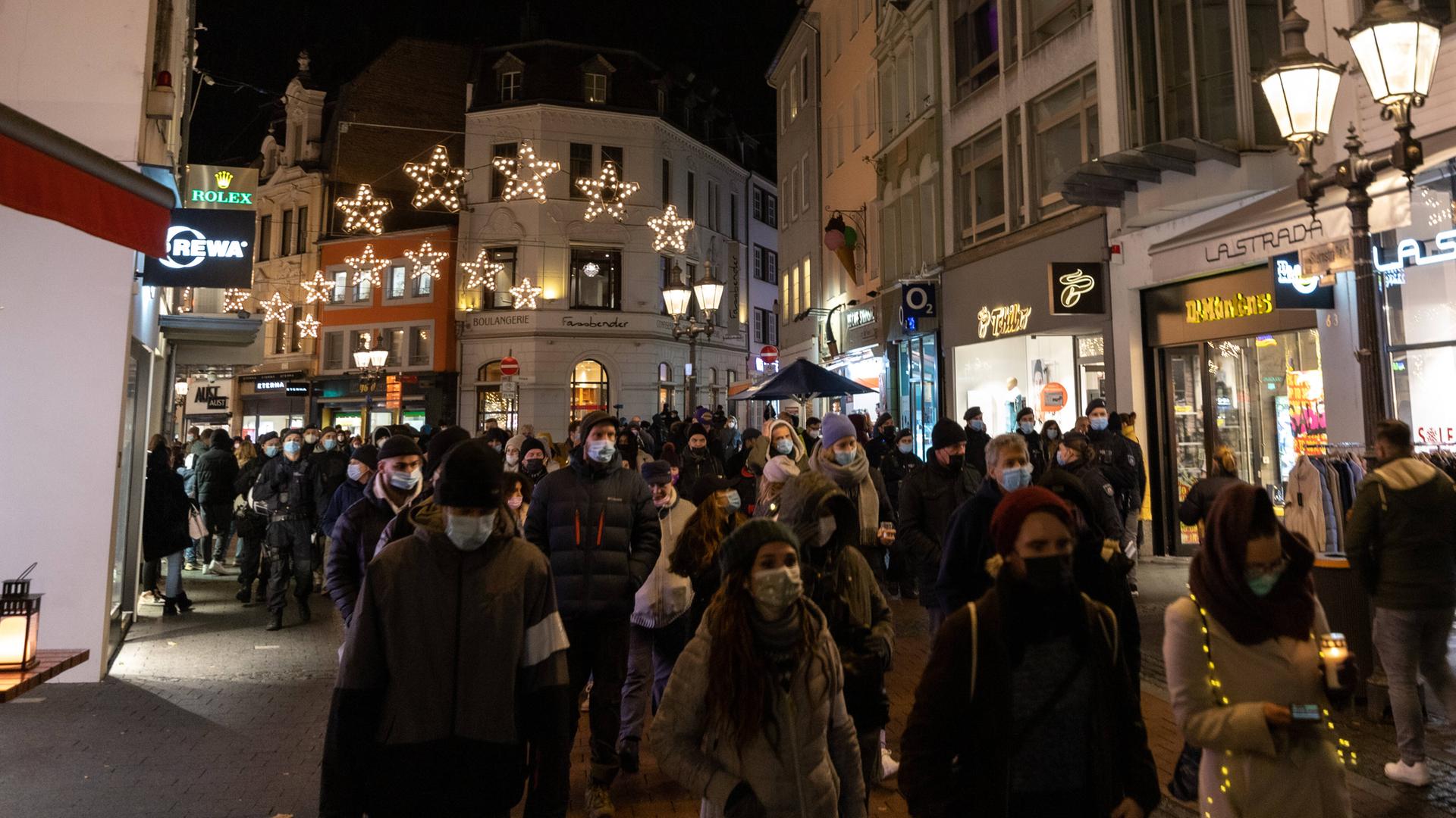 Eine angemeldete Demonstration alias Bonner Montagsspaziergang, mit dem Ziel, gegen die Corona-Politik der Bundesregierung zu protestieren, zieht durch die Bonner Innenstadt. Laut Polizei war es friedlich. Eine angemeldete Demonstration alias Bonner Montagsspaziergang, mit dem Ziel, gegen die Corona-Politik der Bundesregierung zu protestieren, zieht durch die Bonner Innenstadt. Laut Polizei war es friedlich.