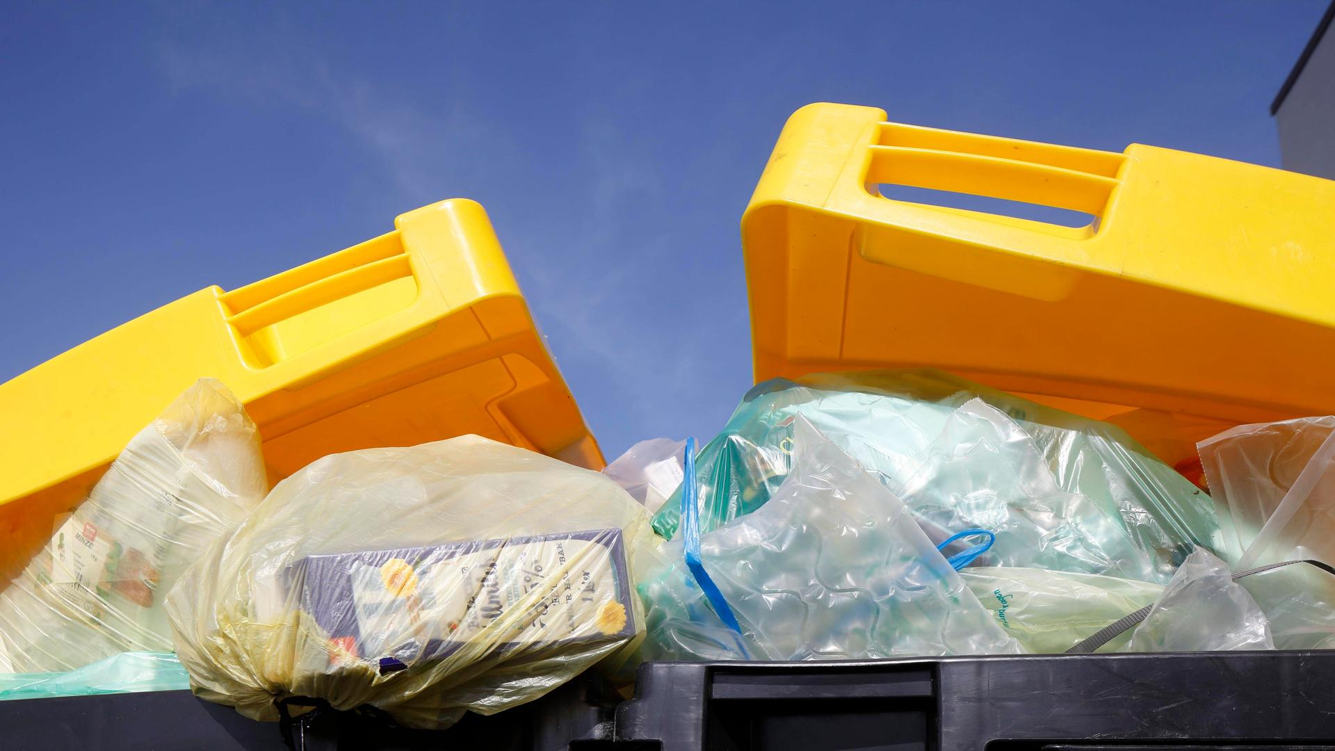 Gelbe Tonne für Plastikmüll, Mülltrennung, Deutschland, Europa *** Yellow garbage can for plastic waste, waste separation, Germany, Europe Copyright: imageBROKER/TorstenxKrüger ibltok08195479.jpg Bitte beachten Sie die gesetzlichen Bestimmungen des deutschen Urheberrechtes hinsichtlich der Namensnennung des Fotografen im direkten Umfeld der Veröffentlichung! Gelbe Tonne für Plastikmüll, Mülltrennung, Deutschland, Europa *** Yellow garbage can for plastic waste, waste separation, Germany, Europe Copyright: imageBROKER/TorstenxKrüger ibltok08195479.jpg Bitte beachten Sie die gesetzlichen Bestimmungen des deutschen Urheberrechtes hinsichtlich der Namensnennung des Fotografen im direkten Umfeld der Veröffentlichung!