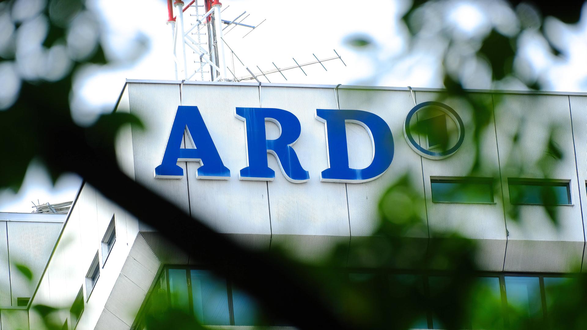 Blick auf das ARD-Logo am BR-Gebäude in München am 06.10.2022