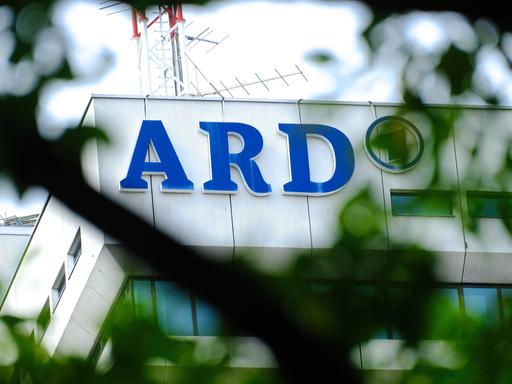 Blick auf das ARD-Logo am BR-Gebäude in München am 06.10.2022
