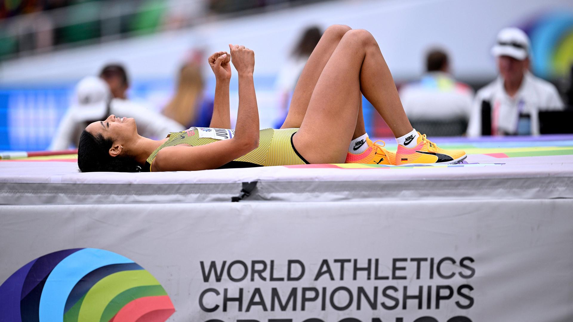 Die deutsche Hochspringerin Marie-Laurence Jungfleisch liegt bei der Leichtathletik-WM in Eugene auf der Matte.