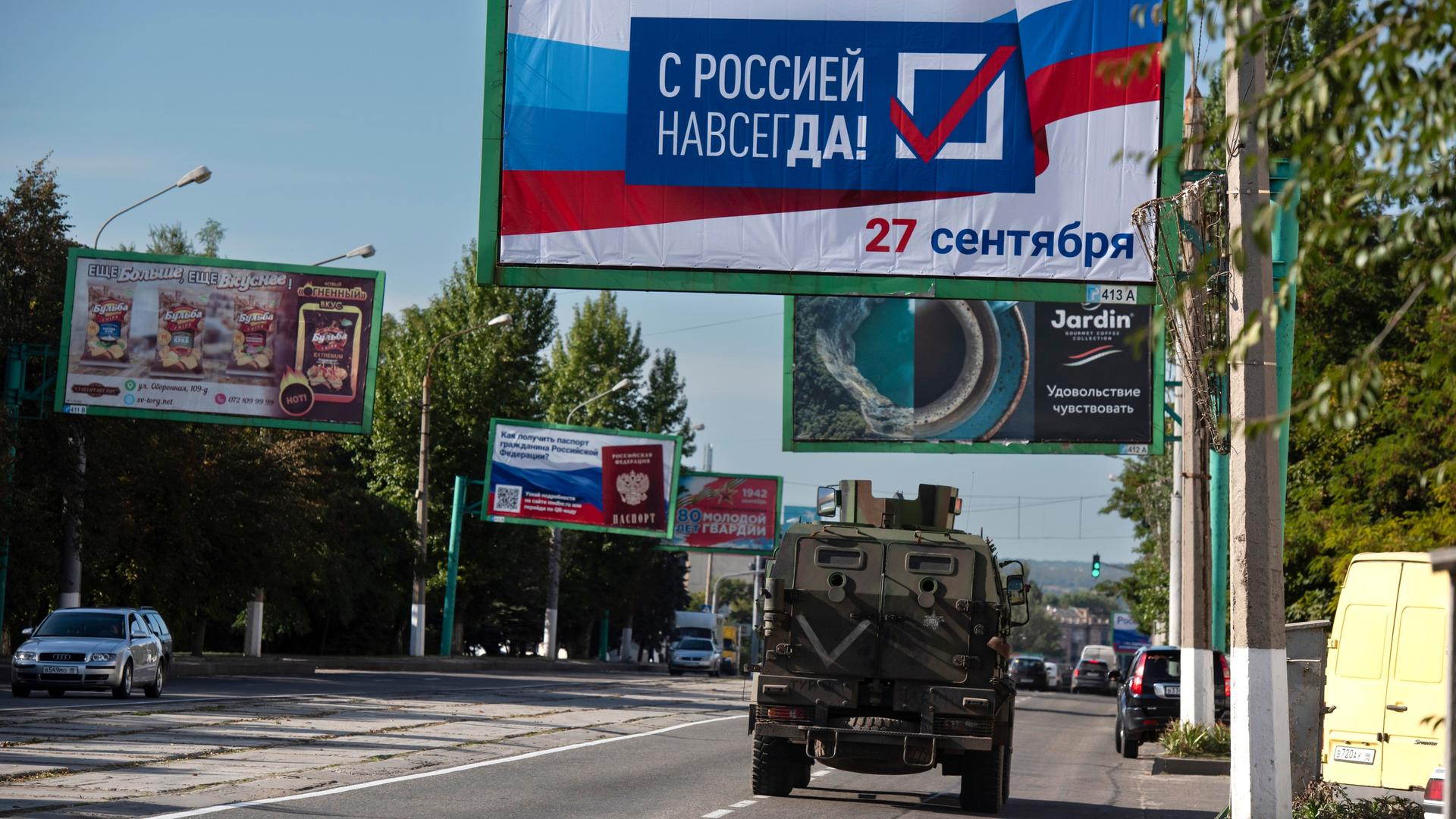 In Luhansk wirbt ein Plakat mit der Aufschrift "Für immer mit Russland, 27. September" für das Schein-Referendum, das den Anschluss an Russland zum Ziel hat. In Luhansk wirbt ein Plakat mit der Aufschrift "Für immer mit Russland, 27. September" für das Schein-Referendum, das den Anschluss an Russland zum Ziel hat.
