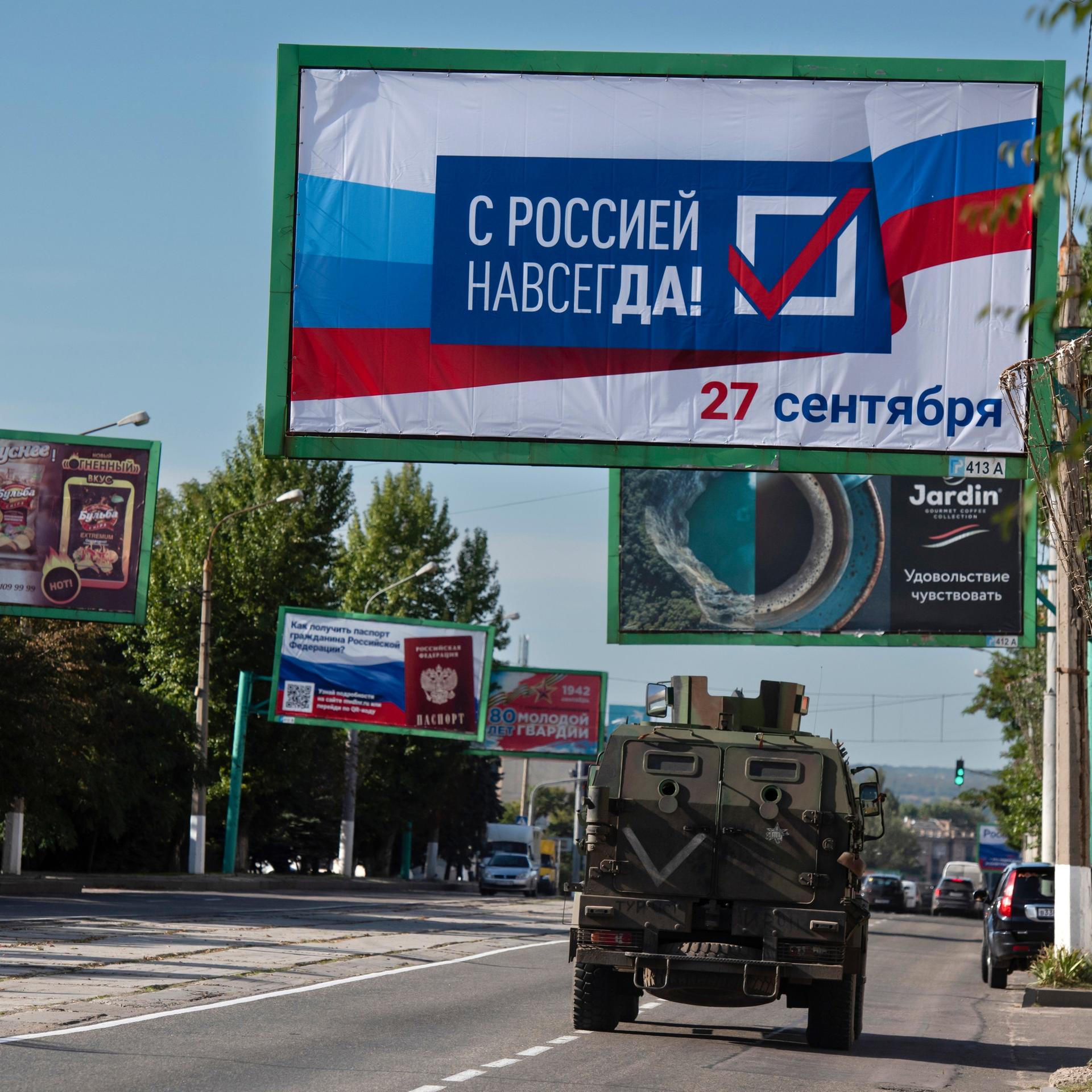 In Luhansk wirbt ein Plakat mit der Aufschrift "Für immer mit Russland, 27. September" für das Schein-Referendum, das den Anschluss an Russland zum Ziel hat.