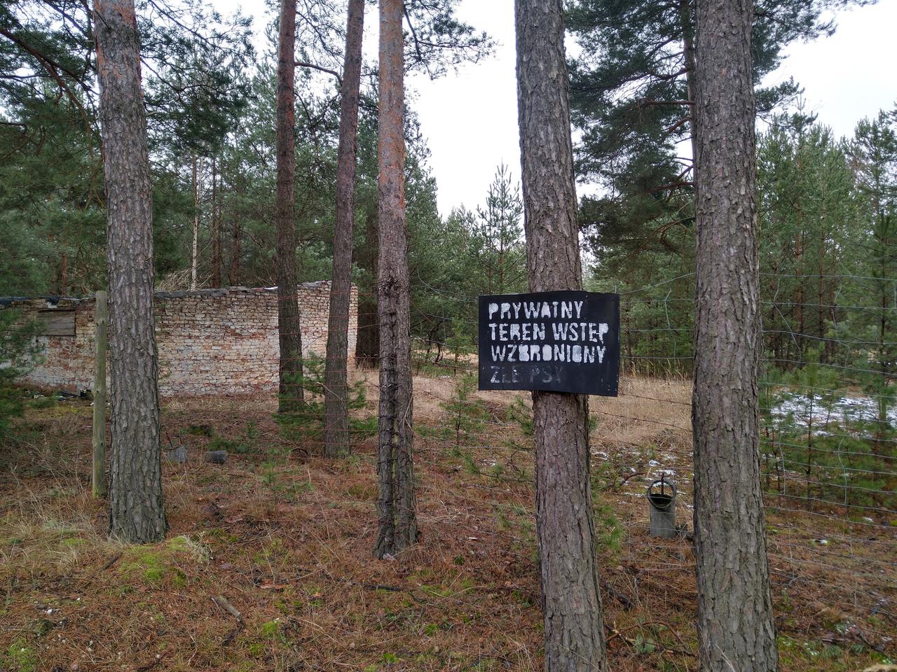 Ein Schild in einem Waldstück.