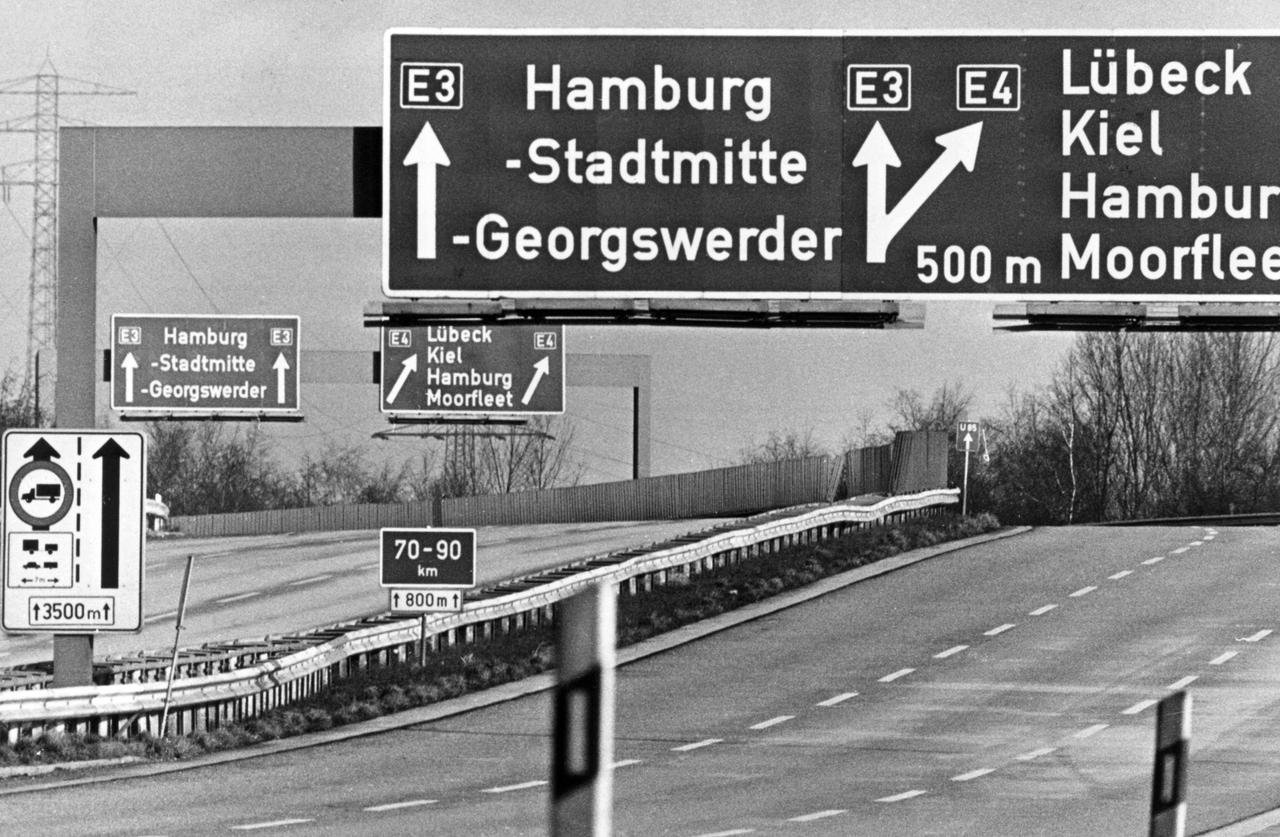 Blick auf eine leere Autobahn - die Schilder zeigen Richtung Hamburg und Lübeck Blick auf eine leere Autobahn - die Schilder zeigen Richtung Hamburg und Lübeck