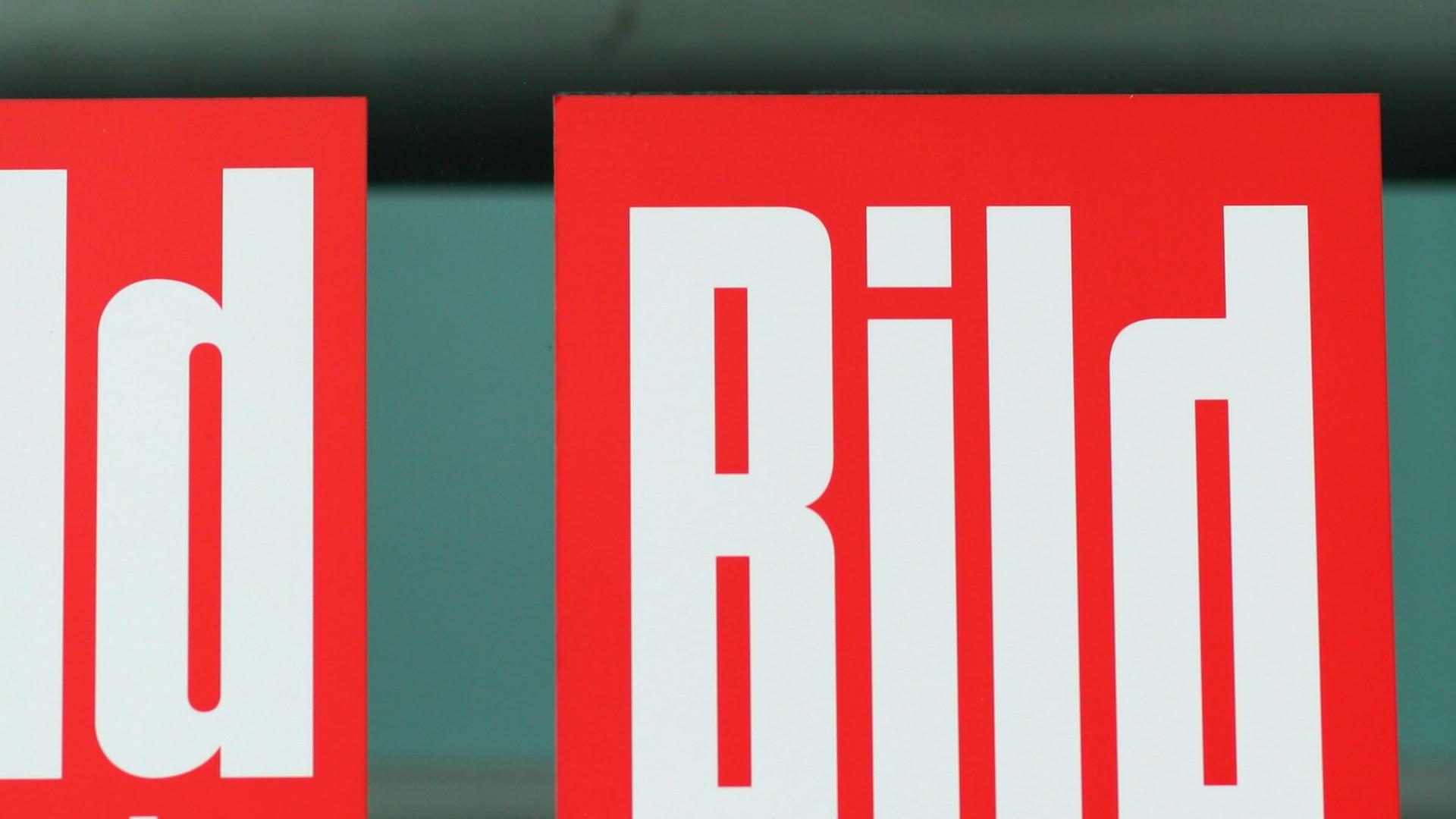 Auf einem Schild prangt das Logo der "Bild"-Zeitung. Auf einem Schild prangt das Logo der "Bild"-Zeitung.