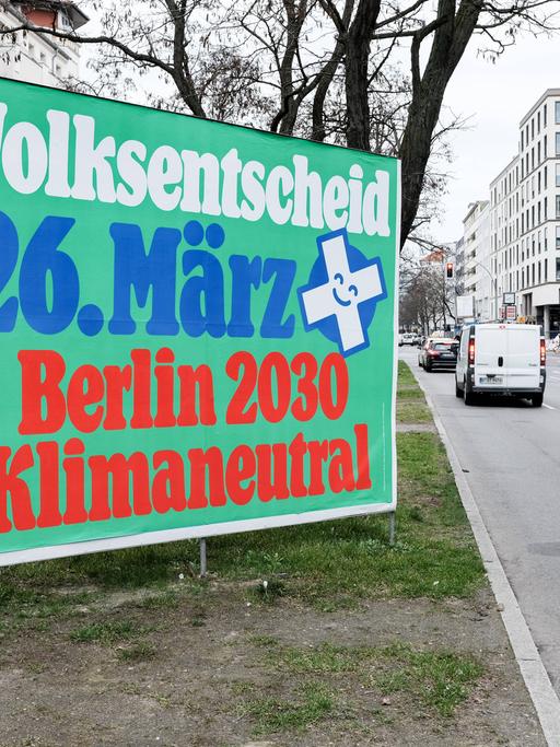 Plakat mit der Aufschrift "Volksentscheid 26. März Berlin 2030 klimaneutral" werben für das Volksbegehren