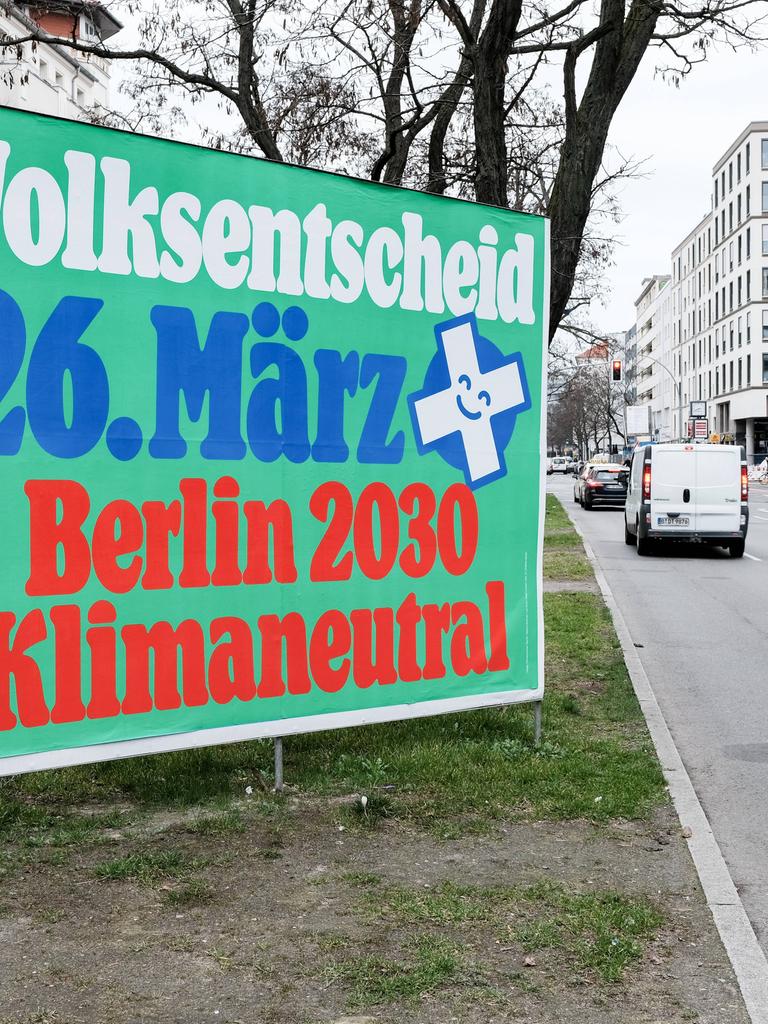 Plakat mit der Aufschrift "Volksentscheid 26. März Berlin 2030 klimaneutral" werben für das Volksbegehren