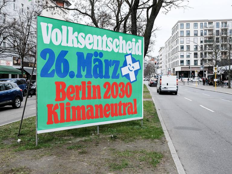 Plakat mit der Aufschrift "Volksentscheid 26. März Berlin 2030 klimaneutral" werben für das Volksbegehren