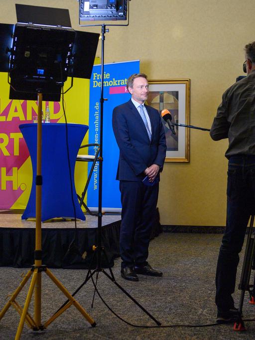 Christian Lindner, Vorsitzender der FDP, wird von Journalisten interviewt