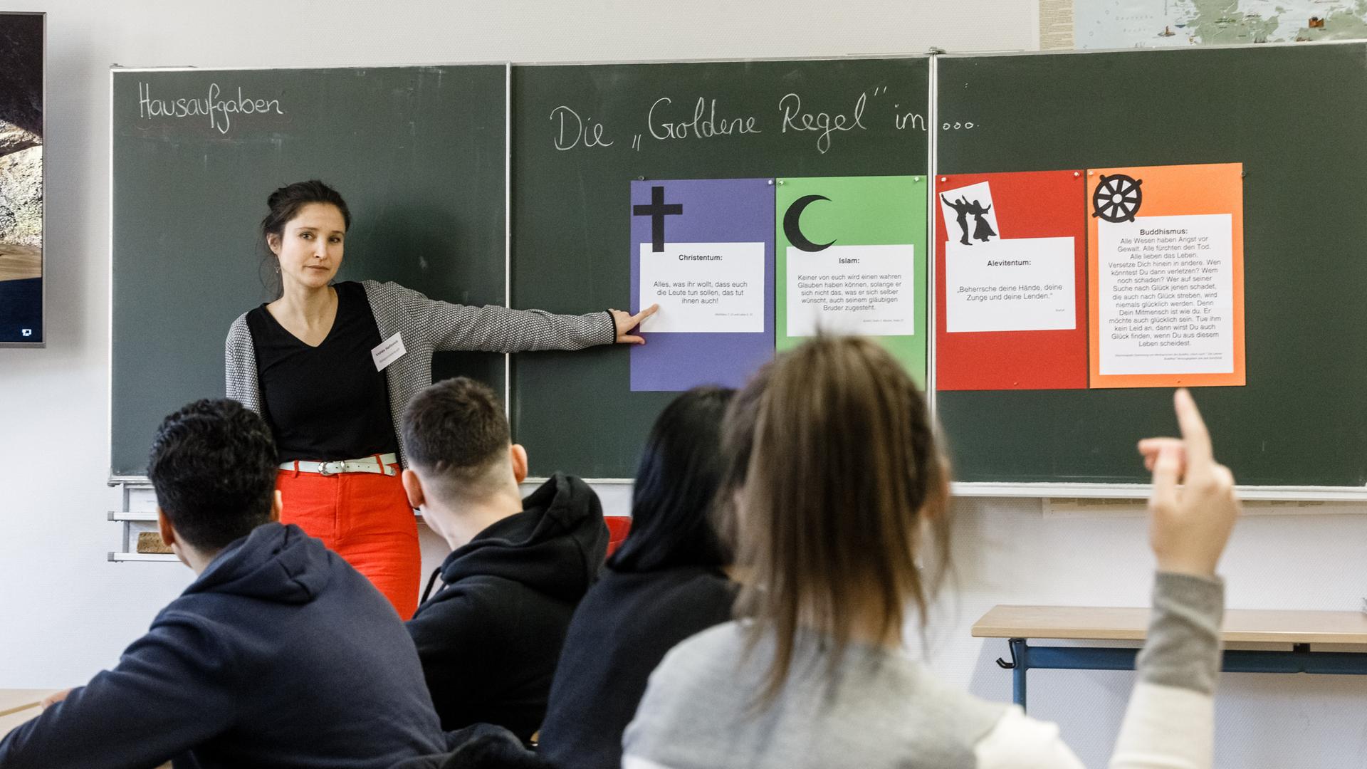 Velida Hafizovic, muslimische Religionspädagogin, hält eine Religionsstunde vor Neuntklässlern. An den Hamburger Schulen sollen künftig auch Vertreter nicht christlicher Religionsgemeinschaften Religionsunterricht für alle Schüler geben. In Hamburg ist der Religionsunterricht nicht nach Konfessionen getrennt. Velida Hafizovic, muslimische Religionspädagogin, hält eine Religionsstunde vor Neuntklässlern. An den Hamburger Schulen sollen künftig auch Vertreter nicht christlicher Religionsgemeinschaften Religionsunterricht für alle Schüler geben. In Hamburg ist der Religionsunterricht nicht nach Konfessionen getrennt.