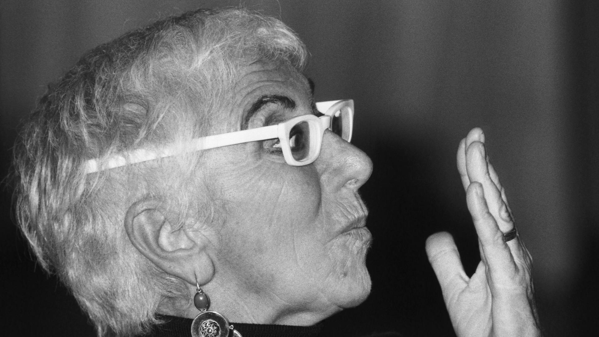 Eine weißhaarige Dame mit weißer Brille wirft einem imaginären Publikum ein Kusshändchen zu. Es ist die Regisseurin Lina Wertmüller. Eine weißhaarige Dame mit weißer Brille wirft einem imaginären Publikum ein Kusshändchen zu. Es ist die Regisseurin Lina Wertmüller.
