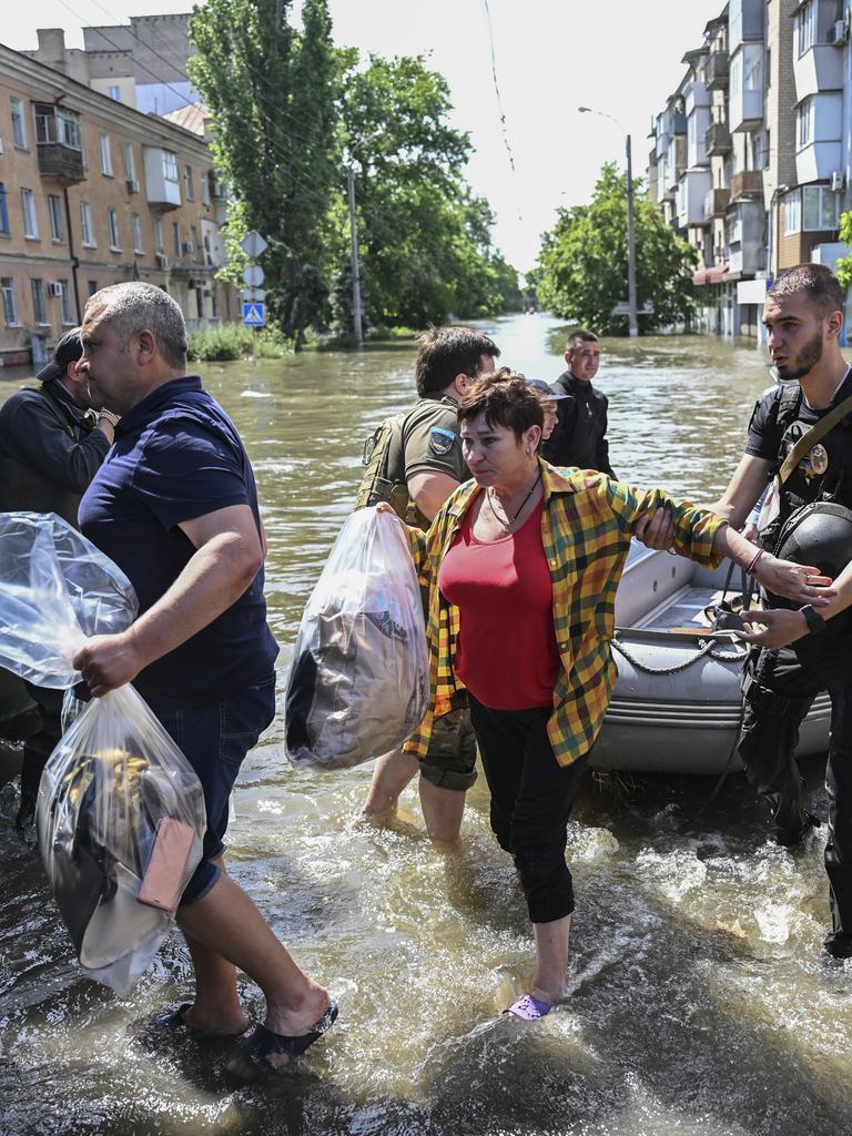Evakuatierung in Cherson am 7. Juni 2023 - die Strassen laufen voll Wasser, nachdem der Kachowka-Staudamm zerstört ist.