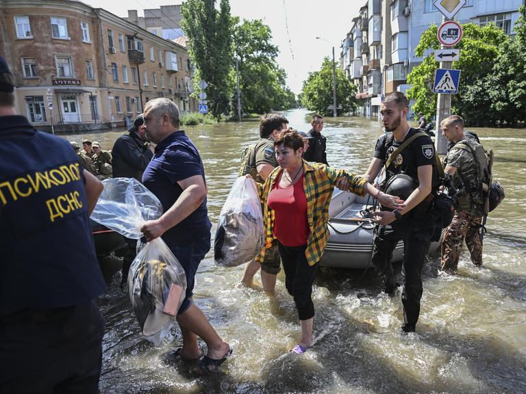 Evakuatierung in Cherson am 7. Juni 2023 - die Strassen laufen voll Wasser, nachdem der Kachowka-Staudamm zerstört ist.