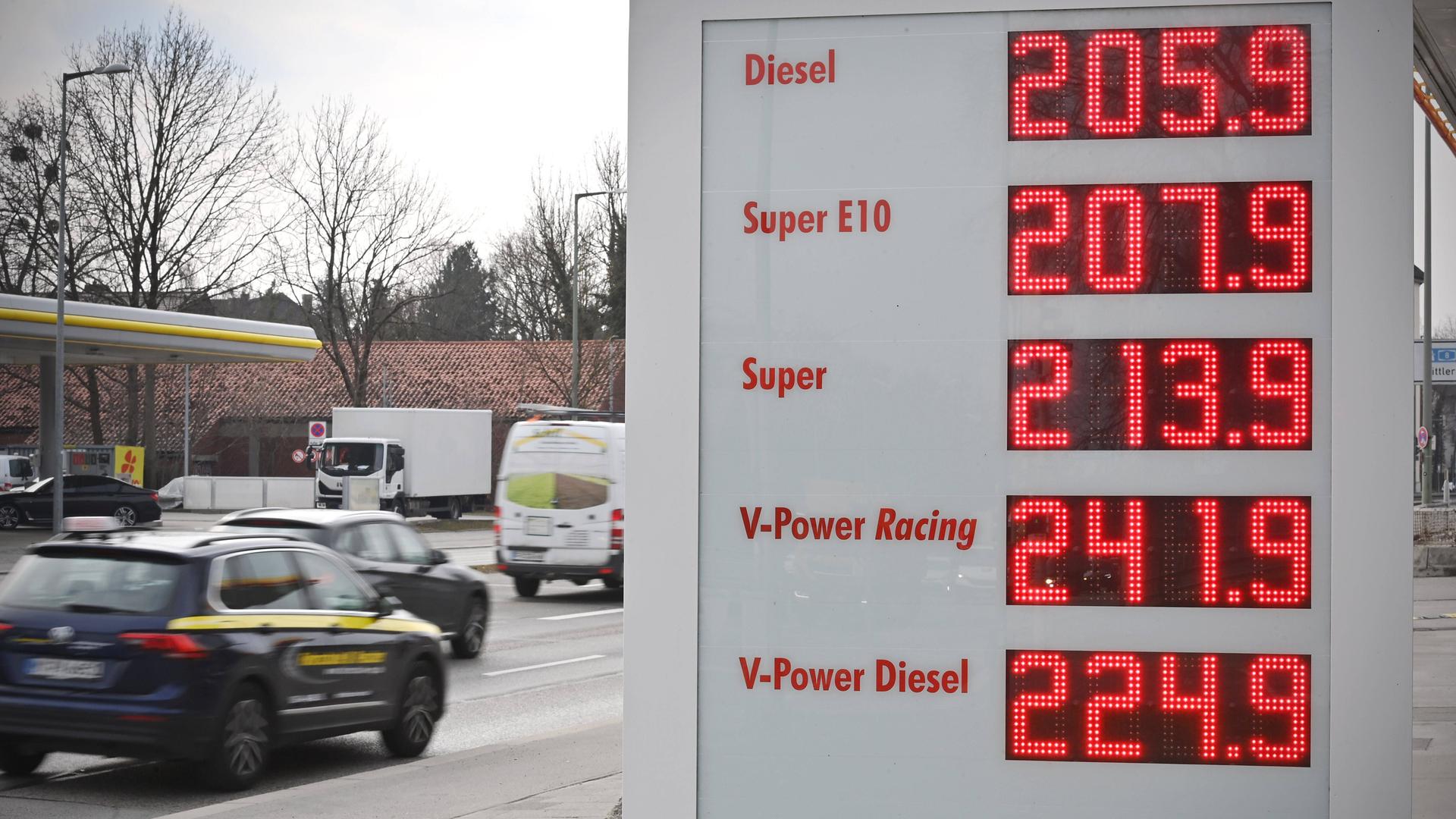 Eine Tankstelle mit den Preisen für alle Treib-Stoff-Sorten. Eine Tankstelle mit den Preisen für alle Treib-Stoff-Sorten.