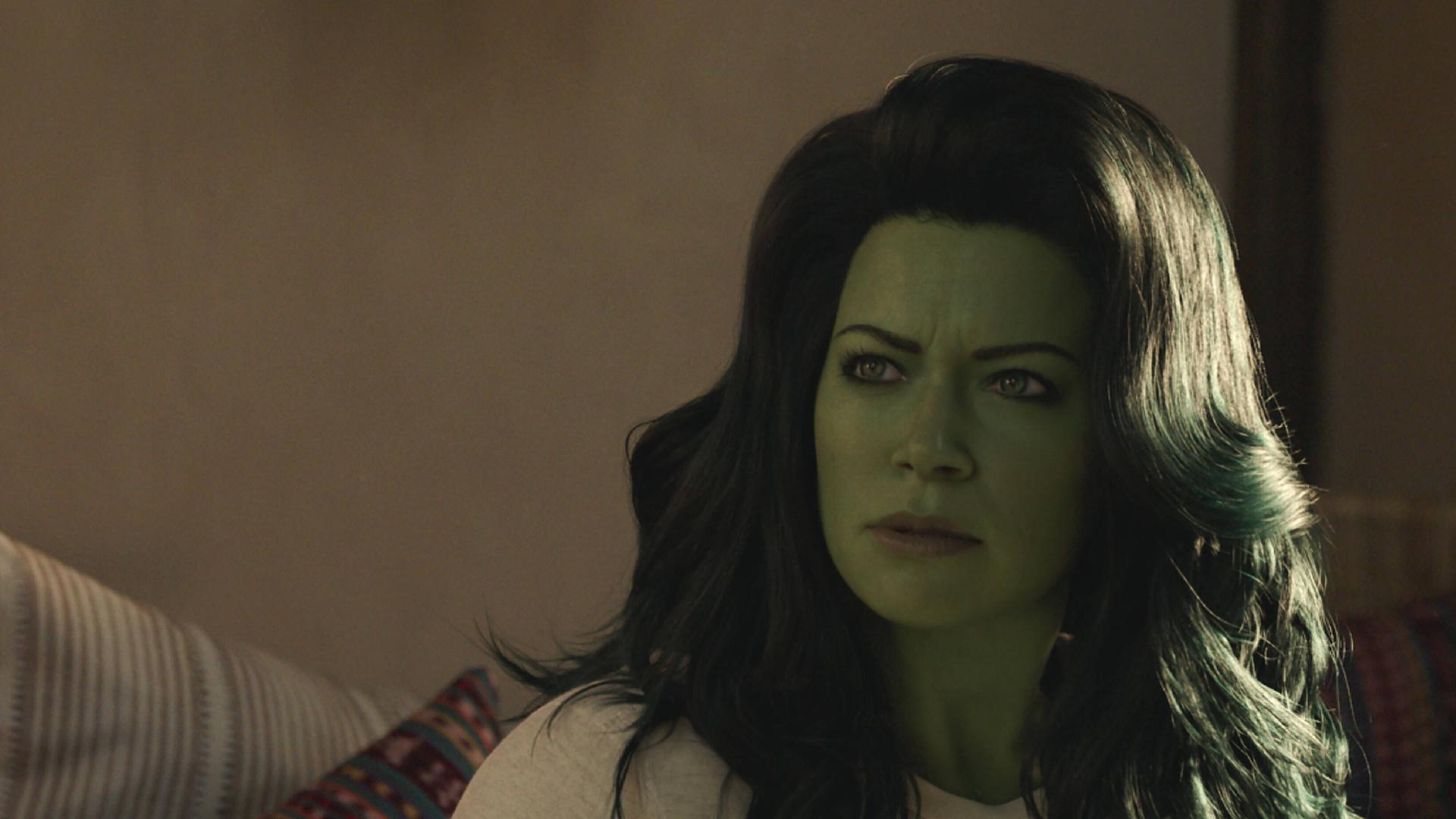 Eine Frau mit langen Haaren und grüner Haut blickt nach links, es ist She-Hulk in der gleichnamigen Serie von Disney+. Eine Frau mit langen Haaren und grüner Haut blickt nach links, es ist She-Hulk in der gleichnamigen Serie von Disney+.