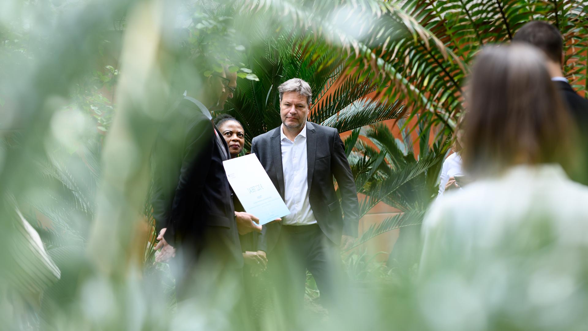 Robert Habeck (Bündnis 90/Die Grünen), Bundesminister für Wirtschaft und Klimaschutz, steht bei der Ãbergabe eines Förderbescheids für ein H2-Projekt der Firma Linde im Garten eines Hotels. Habeck besucht bei seiner fünftägigen Afrika-Reise Namibia und Südafrika. Neben der allgemeinen wirtschaftlichen Zusammenarbeit geht es bei der Reise um eine engere Kooperation beim Thema Wasserstoff. Robert Habeck (Bündnis 90/Die Grünen), Bundesminister für Wirtschaft und Klimaschutz, steht bei der Ãbergabe eines Förderbescheids für ein H2-Projekt der Firma Linde im Garten eines Hotels. Habeck besucht bei seiner fünftägigen Afrika-Reise Namibia und Südafrika. Neben der allgemeinen wirtschaftlichen Zusammenarbeit geht es bei der Reise um eine engere Kooperation beim Thema Wasserstoff.