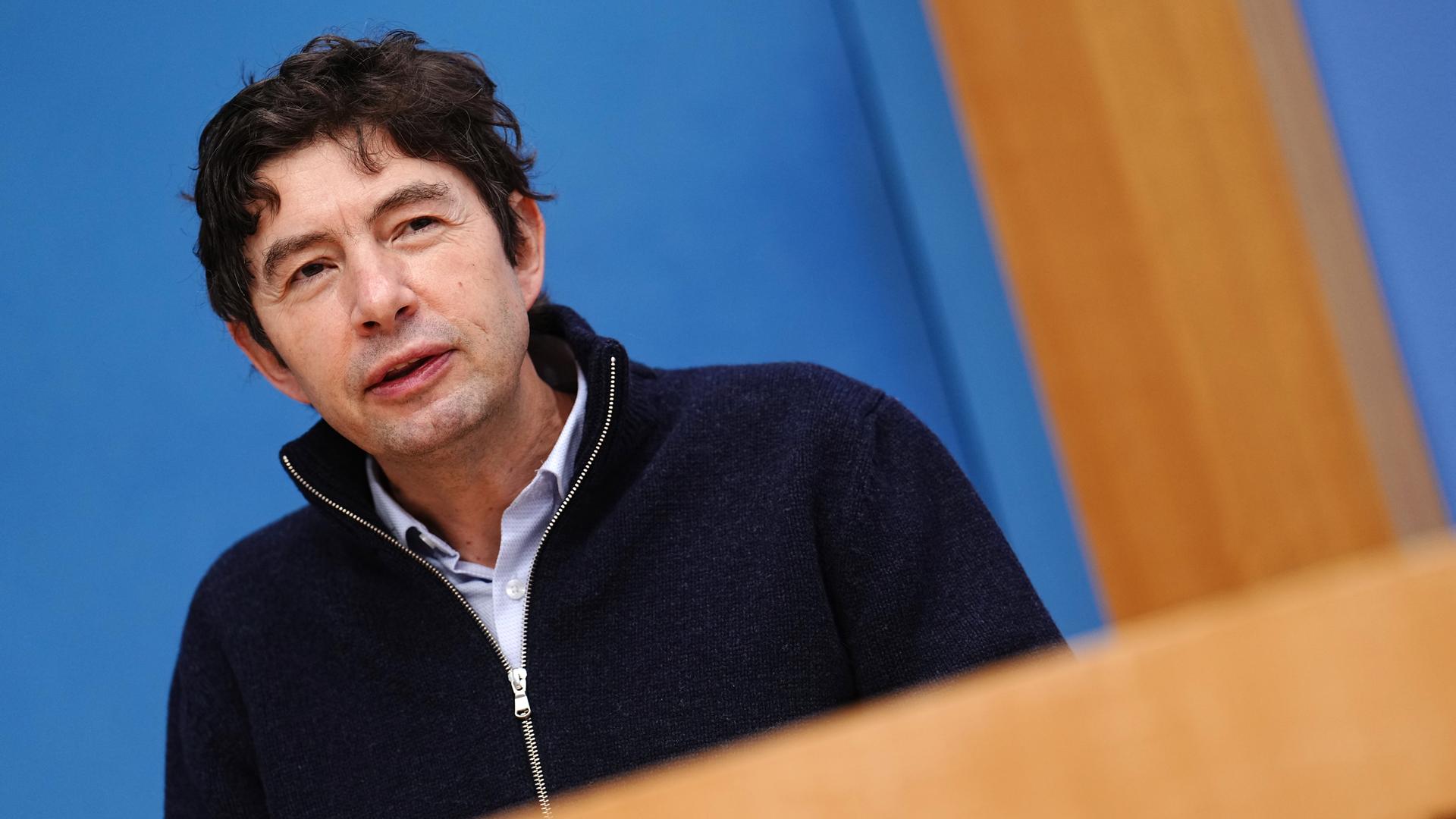 Christian Drosten, Direktor des Instituts für Virologie an der Charité Berlin, äußert sich in der Bundespressekonferenz zur Corona-Lage Christian Drosten, Direktor des Instituts für Virologie an der Charité Berlin, äußert sich in der Bundespressekonferenz zur Corona-Lage