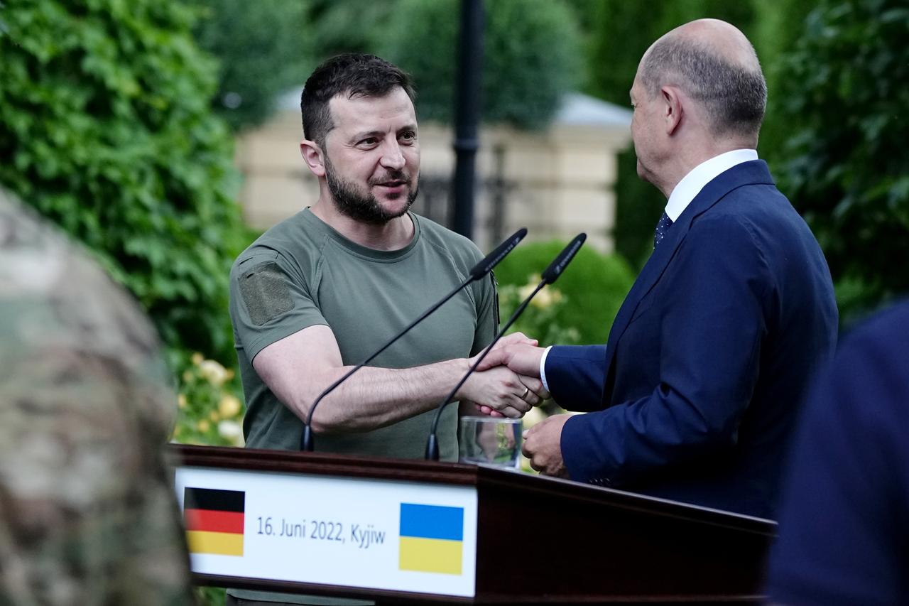 Wolodymyr Selenskyj (links), Präsident der Ukraine, gibt Bundeskanzler Olaf Scholz (SPD) bei einer Pressekonferenz die Hand (Archivfoto). 