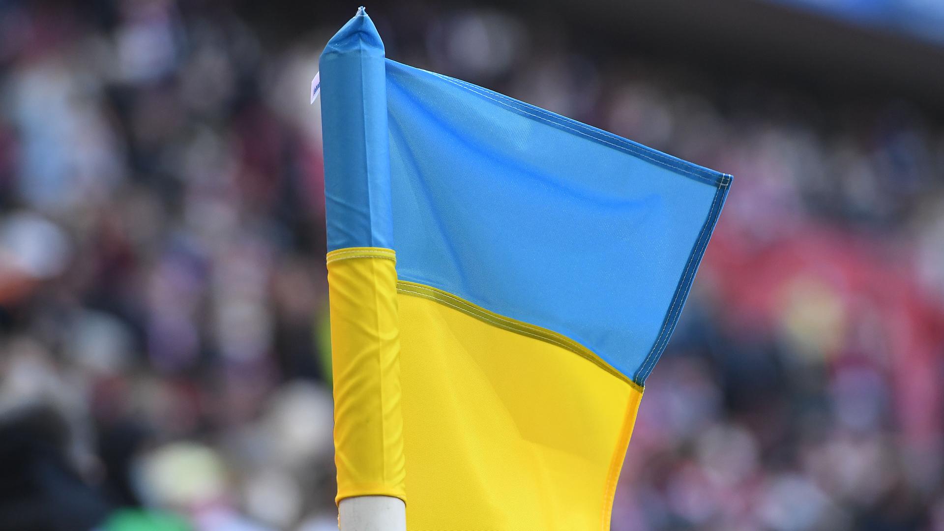 Blau-gelbe Eckfahne (also in den Farben der Ukraine) beim Fußball-Bundesligaspiel 1. FC Köln gegen die TSG 1899 Hoffenheim Blau-gelbe Eckfahne (also in den Farben der Ukraine) beim Fußball-Bundesligaspiel 1. FC Köln gegen die TSG 1899 Hoffenheim