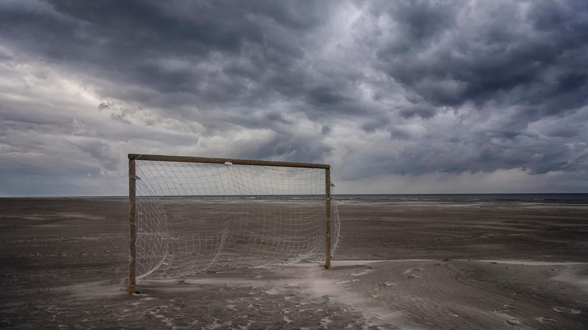 Ein Tor steht an einem einsamen Strand