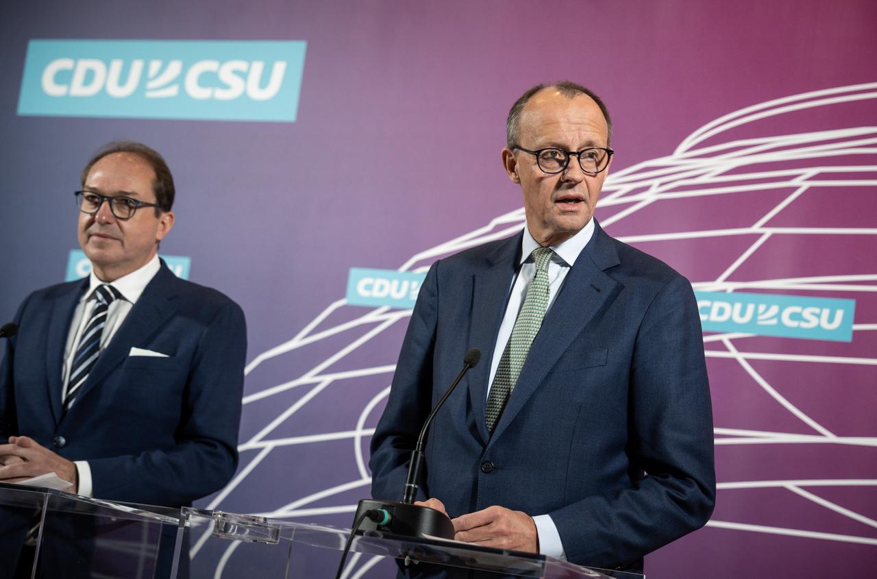 Friedrich Merz (r), CDU-Bundesvorsitzender, steht neben Alexander Dobrindt, CSU-Landesgruppenchef