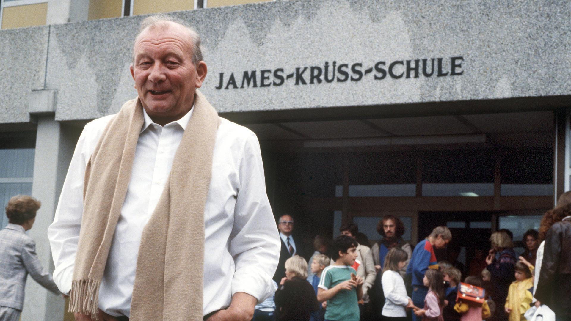 Kinder- und Jugendbuchautor James Krüss im September 1983 vor einer nach ihm benannten Grundschule