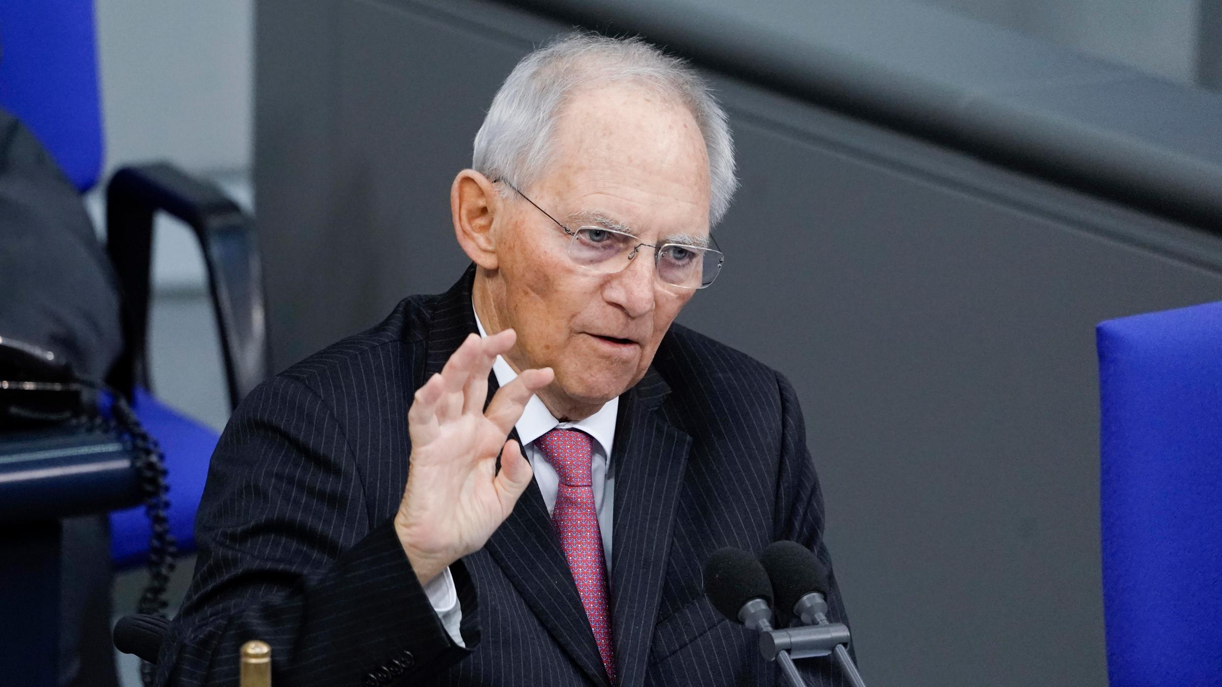 Wolfgang Schäuble hält eine Rede zum Thema Corona-Maßnahmen bei der 191. Sitzung des Deutschen Bundestag in Berlin.<br/>