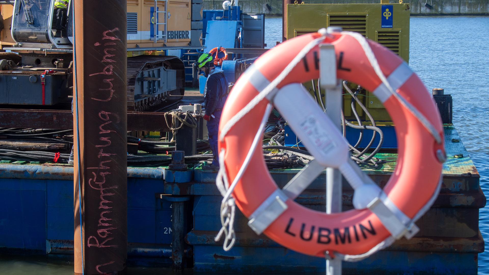 Auf der Baustelle LNG-Terminal "Deutsche Ostsee" arbeitet schweres Baugerät im Industriehafen Lubmin für die Schaffung eines Liegeplatzes für die schwimmende LNG-Anlandestation. 