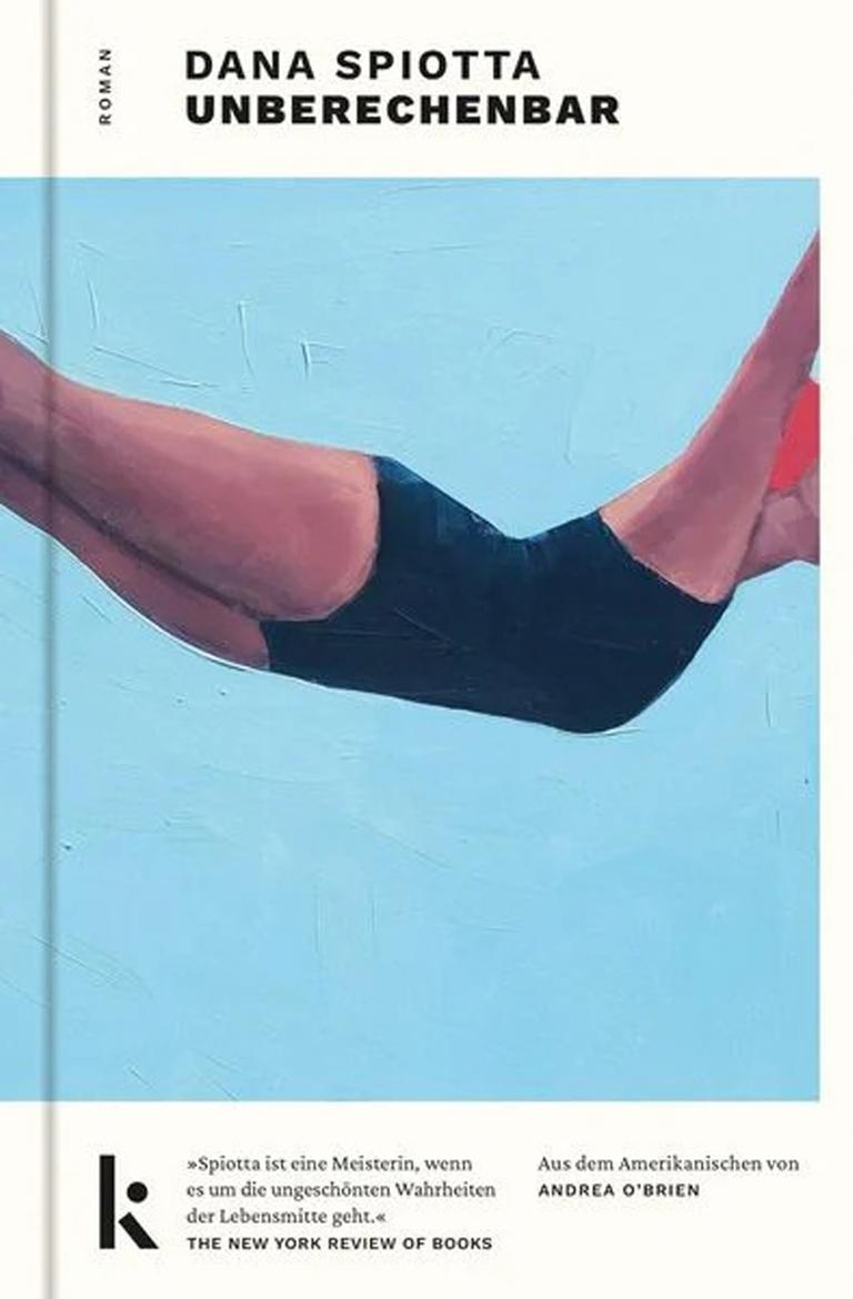 Buchcover des Romans "Unberechenbar" von Dana Spiotta, darauf eine gemalte Szene: eine Frau im schwarzen Badeanzug und mit Badekappe, ihre Arme und Beine sind ausgestreckt, offenbar beim Turmspringen. Hinter ihr hellblauer Hintergrund. 