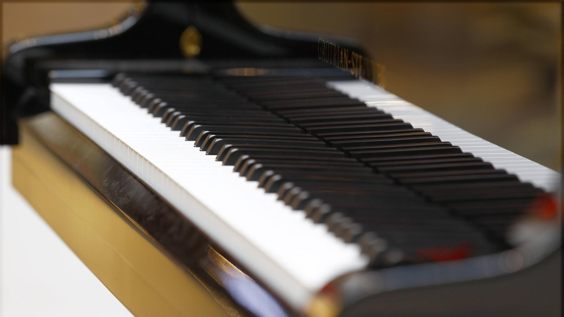 Man sieht die Klaviatur eines Klaviers Man sieht die Klaviatur eines Klaviers