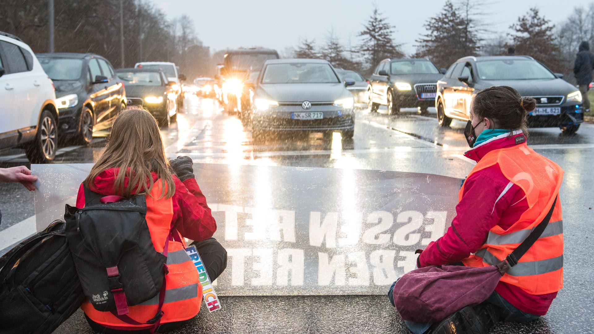 Klimaaktivisten Blockieren Autobahnen - Provokanter Protest ...