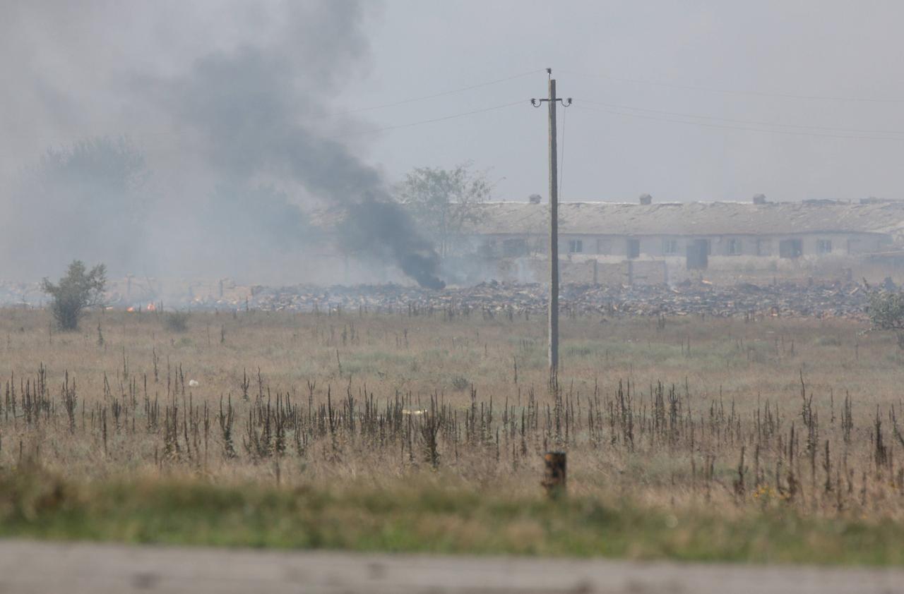 Rauch steigt nach einem russischen Raketenangriff vor Häusern im Norden der Krim auf.