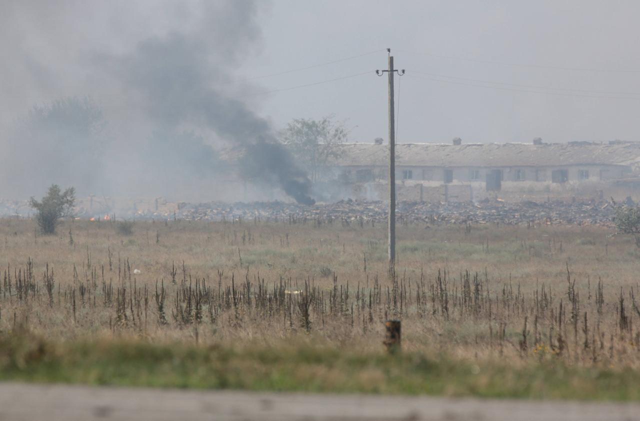 Rauch steigt nach einem russischen Raketenangriff vor Häusern im Norden der Krim auf. Rauch steigt nach einem russischen Raketenangriff vor Häusern im Norden der Krim auf.