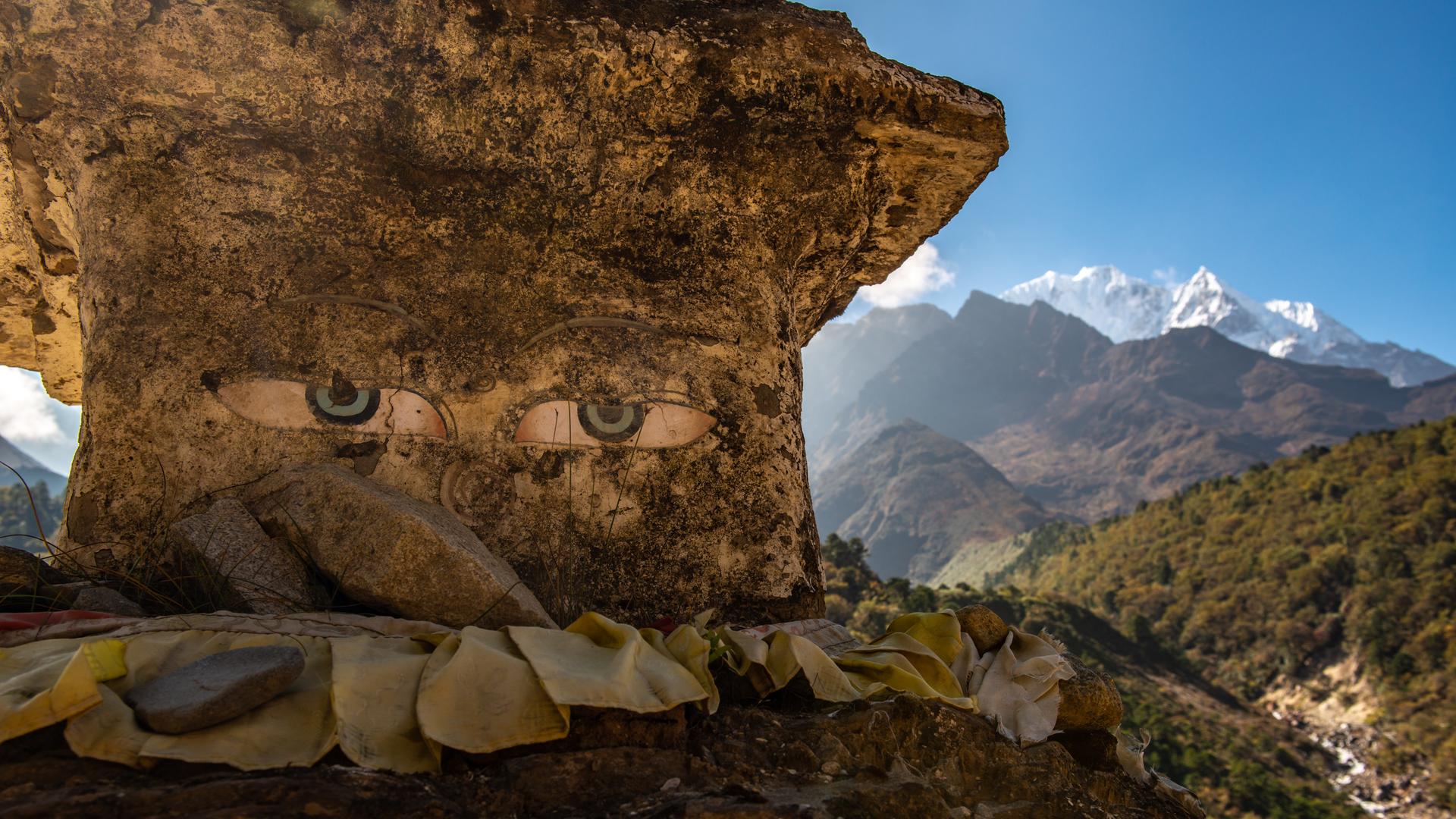 Nahaufnahme einer tibetischen Stupa mit geöffneten Buddha-Augen auf dem Weg zum Everest Base Camp in Nepal. Nahaufnahme einer tibetischen Stupa mit geöffneten Buddha-Augen auf dem Weg zum Everest Base Camp in Nepal.