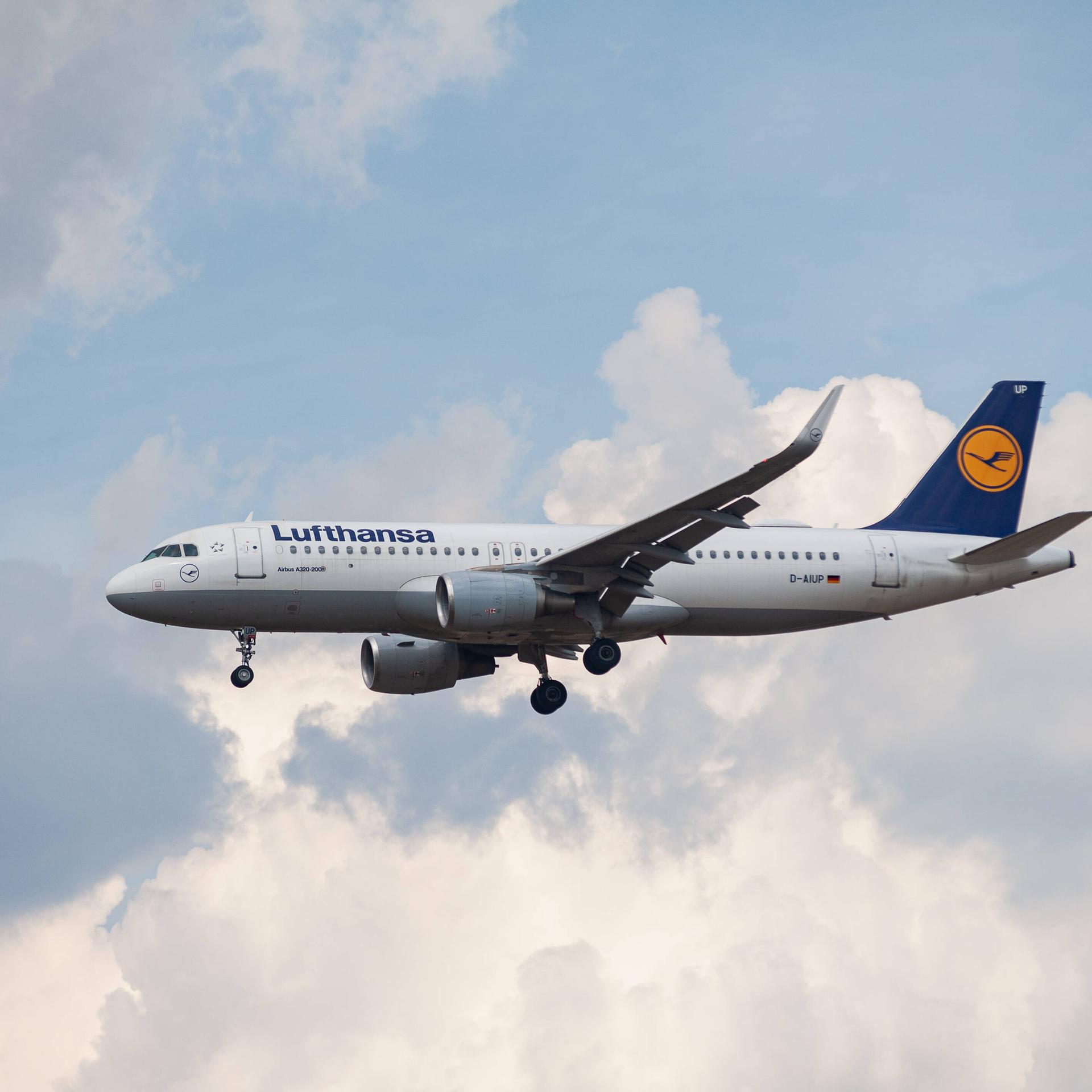 31.07.2022, Berlin, Deutschland, Europa - Ein Passagierflugzeug vom Typ Airbus A320-200 der Lufthansa mit der Registrier