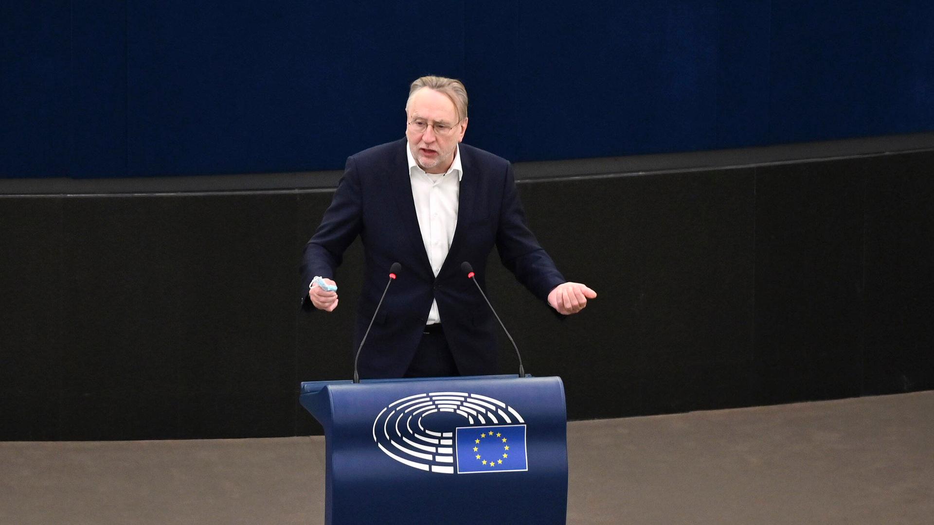 Bernd Lange bei einer Ausprache zur Vorbereitung der Tagung des Europäischen Rates und Reaktion der EU auf die erneute weltweite Ausbreitung von COVID-19 und neu auftretende Virusvarianten Omicron im Plenarsaal des Europäischen Parlaments. Bernd Lange bei einer Ausprache zur Vorbereitung der Tagung des Europäischen Rates und Reaktion der EU auf die erneute weltweite Ausbreitung von COVID-19 und neu auftretende Virusvarianten Omicron im Plenarsaal des Europäischen Parlaments.