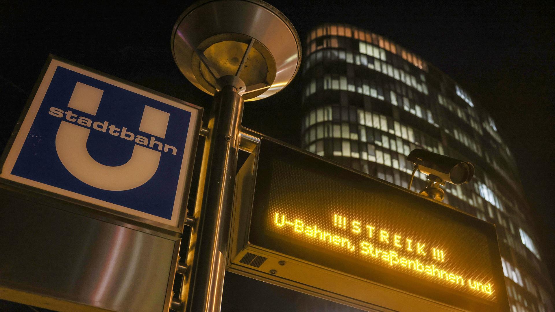 Auf einer Anzeigetafel an einer Haltestelle steht das Wort "Streik". Mit weiteren Warnstreiks in vielen Städten von NRW will Verdi den Druck auf die kommunalen Arbeitgeber erhöhen. (zu dpa/lnw: Zahlreiche weitere Warnstreiks in Nordrhein-Westfalen")