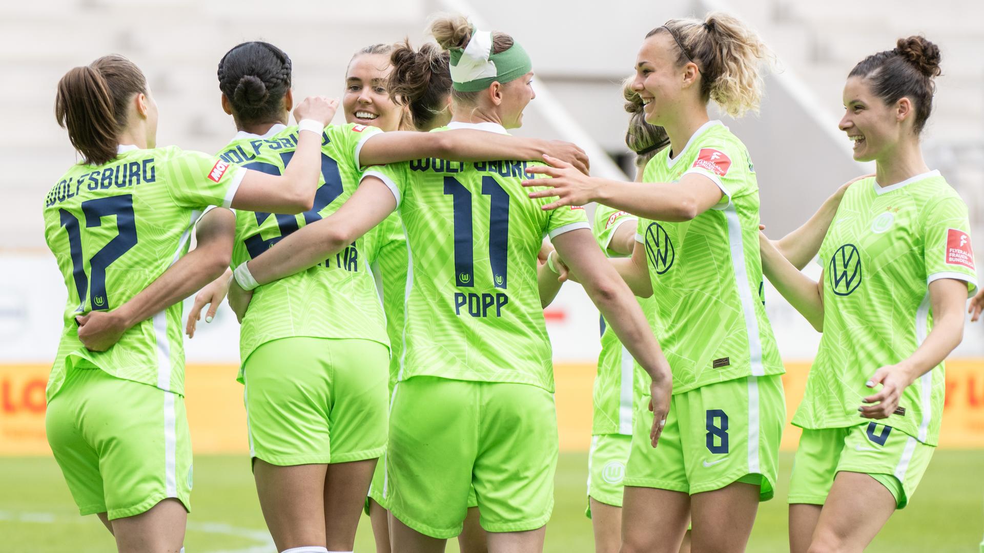 Das Frauen-Fußball-Team freut sich über den Sieg. Das Frauen-Fußball-Team freut sich über den Sieg.