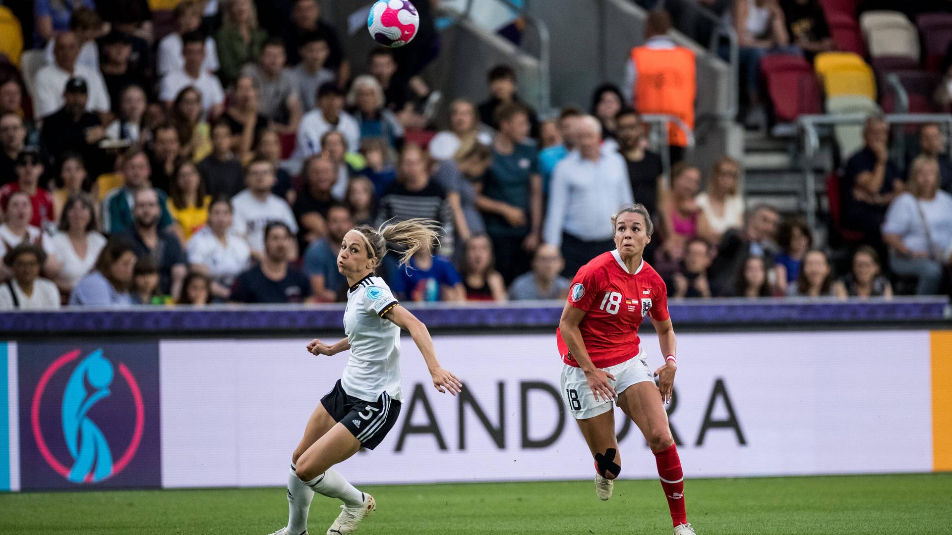 Kathrin Hendrich (Deutschland, li.) im Zweikampf um den Ball gegen Julia Hickelsberger-Fueller (Österreich) im EM-Viertelfinale der Damen. Kathrin Hendrich (Deutschland, li.) im Zweikampf um den Ball gegen Julia Hickelsberger-Fueller (Österreich) im EM-Viertelfinale der Damen.