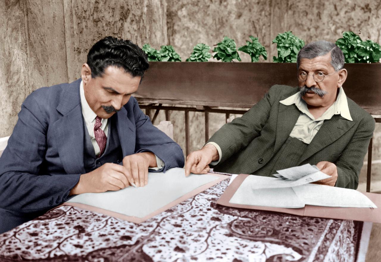 Der Arzt und Sexualforscher Magnus Hirschfeld und ein Mitarbeiter sitzen an einem Tisch.