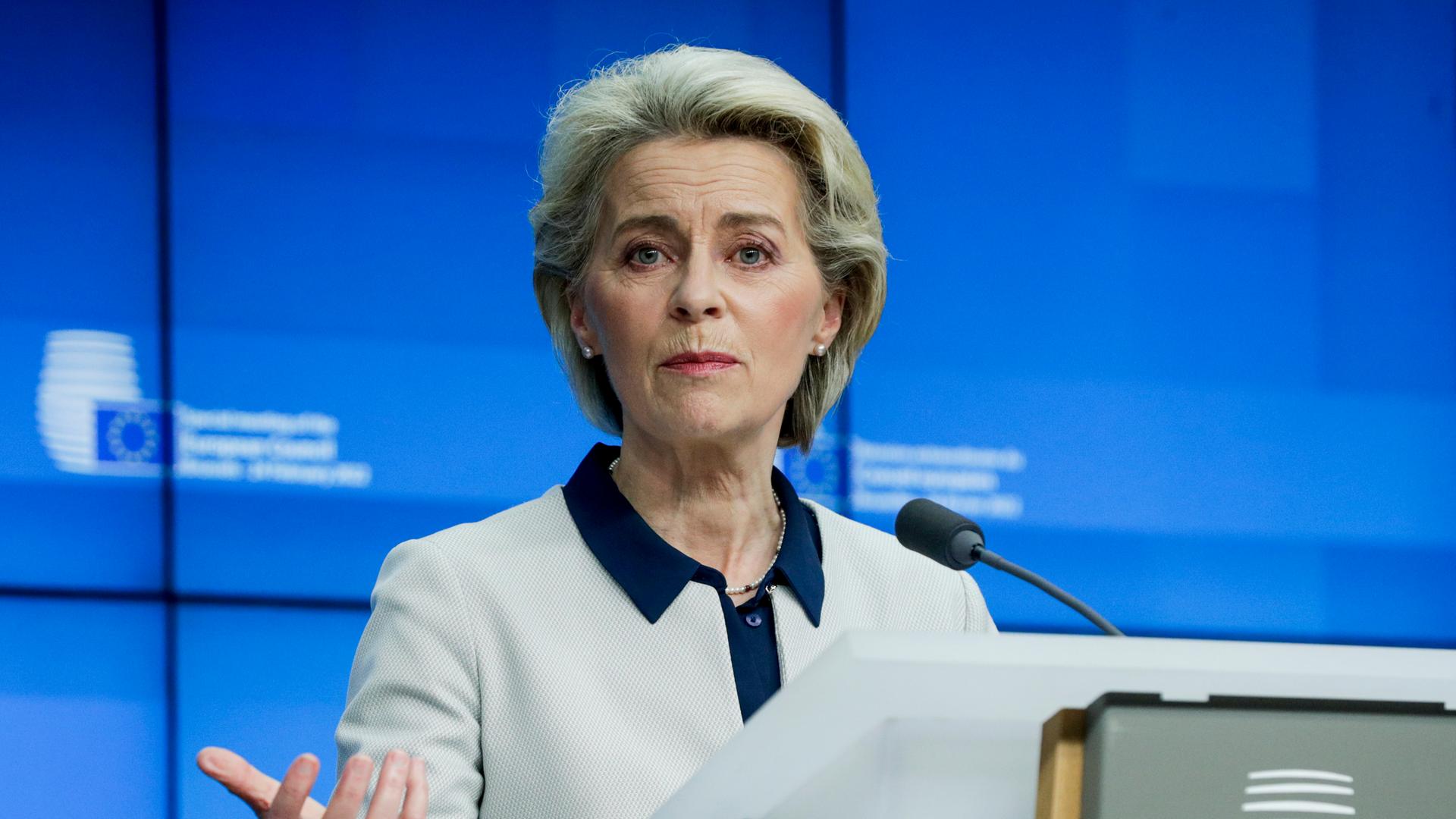 EU-Kommissionspräsidentin Ursula von der Leyen spricht nach dem außerordentlichen Treffen der EU zur Lage in der Ukraine