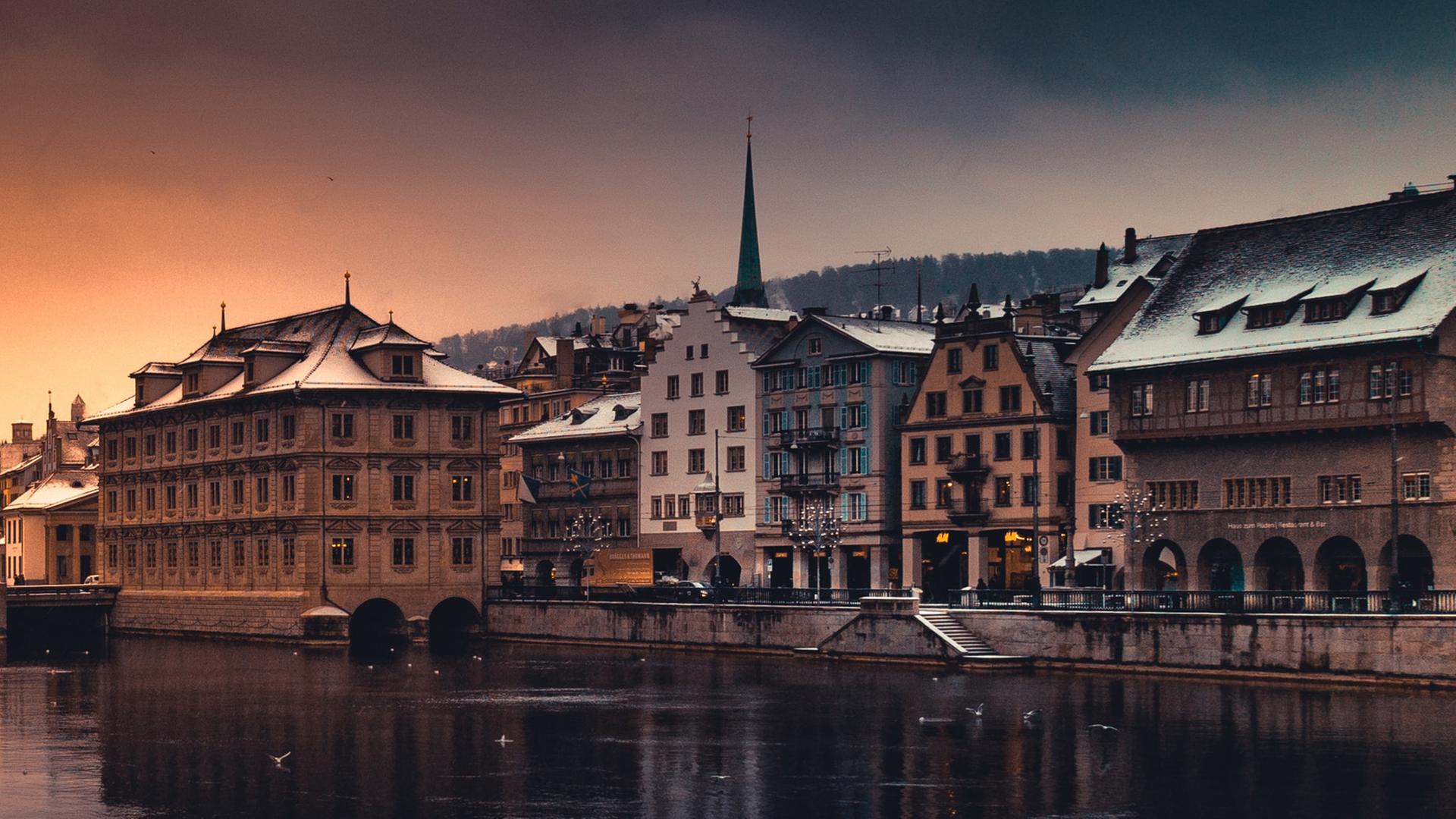 Kommissar Eschenbach ermittelt trotz eigener Suspendierung weiter in Zürich. Zu sehen: Panoramablick von Zürich.
Kommissar Eschenbach ermittelt trotz eigener Suspendierung weiter in Zürich. Zu sehen: Panoramablick von Zürich.